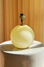 Vintage Murano lampefod | Gul swirl-glas & messing, H18 cm Studio Hafnia