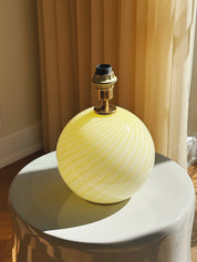 Vintage Murano lampefod | Gul swirl-glas & messing, H18 cm Studio Hafnia