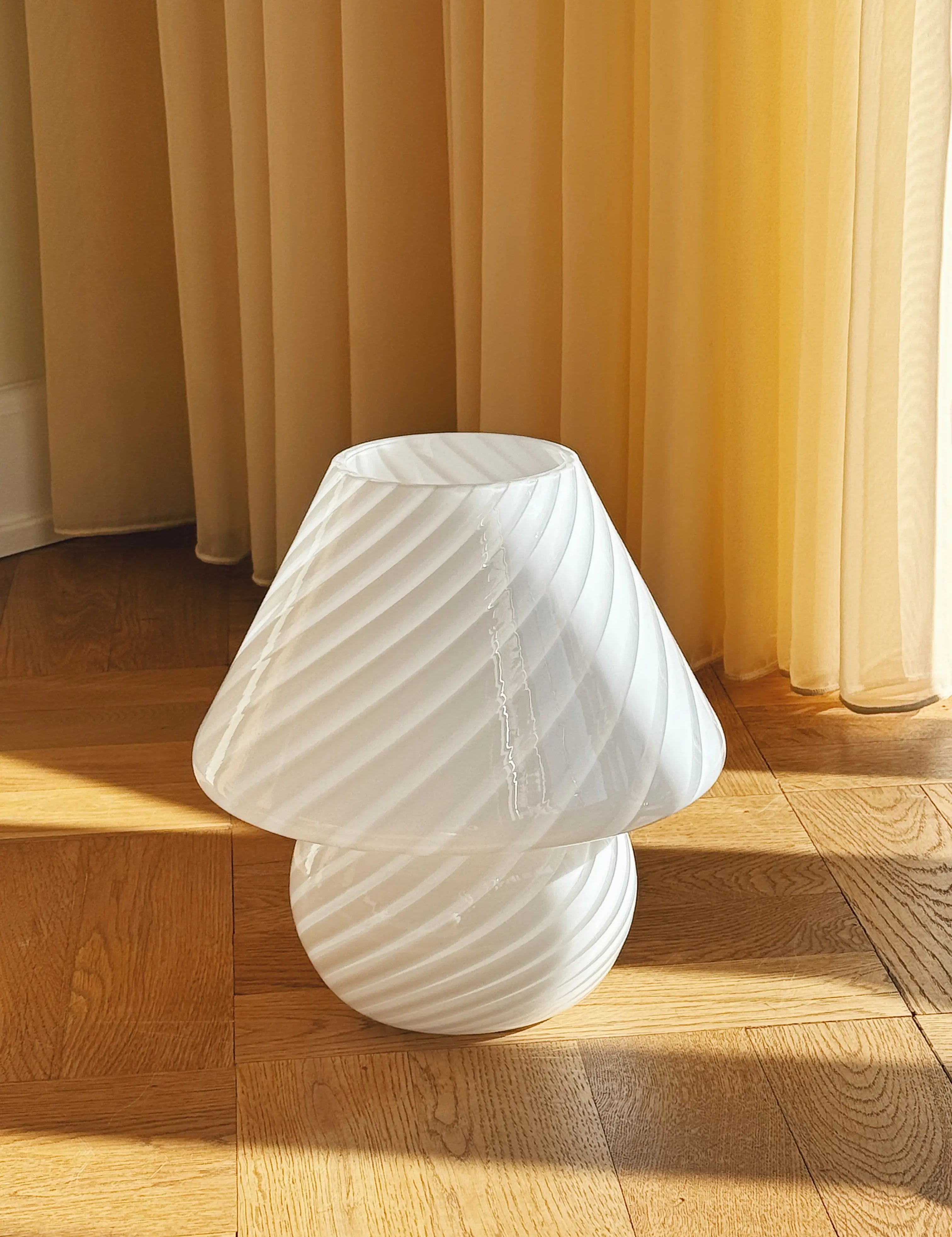 Vintage Murano mushroom bordlampe i hvidt swirl-glas | H25 cm Studio Hafnia