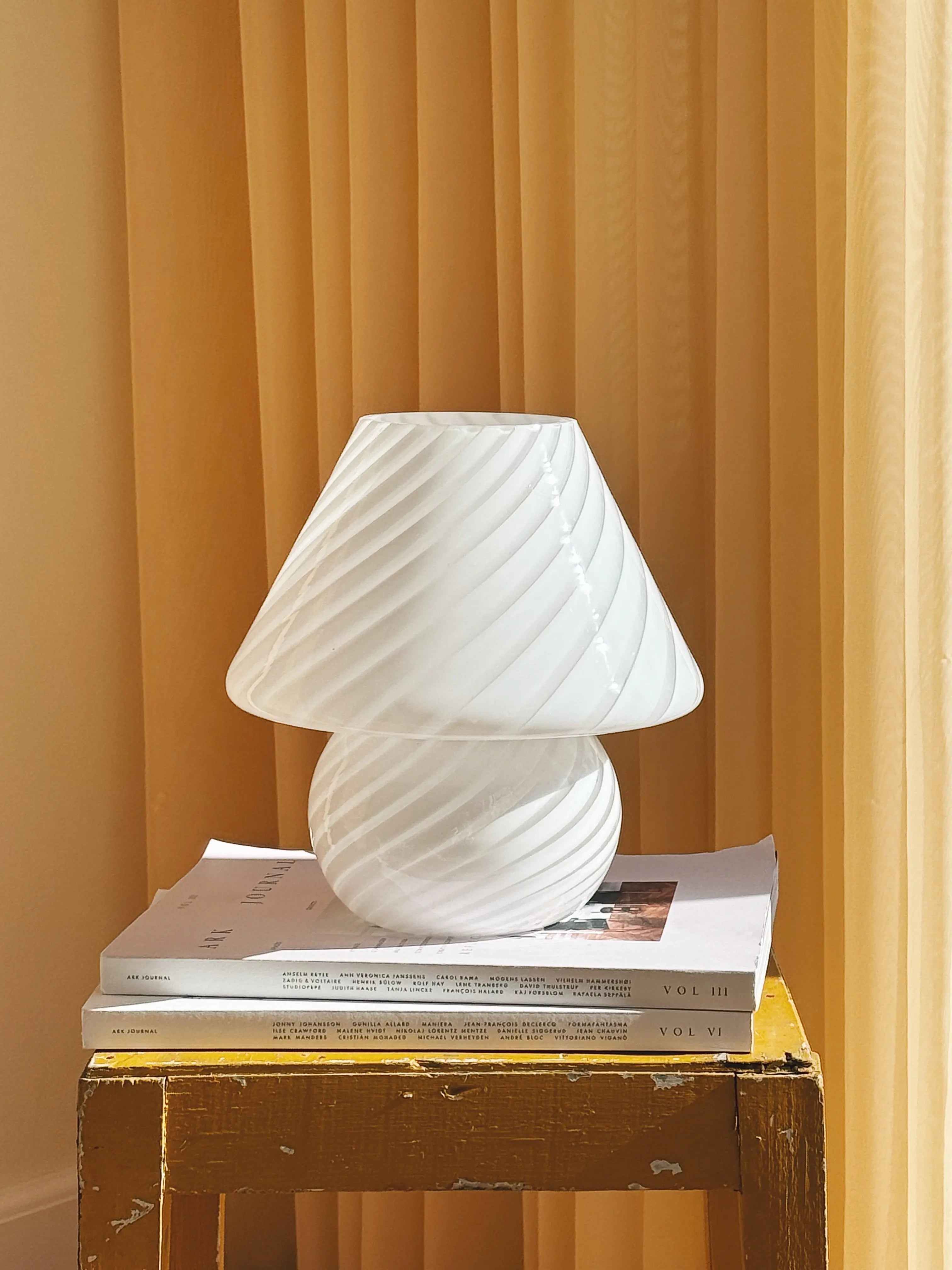 Vintage Murano mushroom bordlampe i hvidt swirl-glas | H25 cm Studio Hafnia
