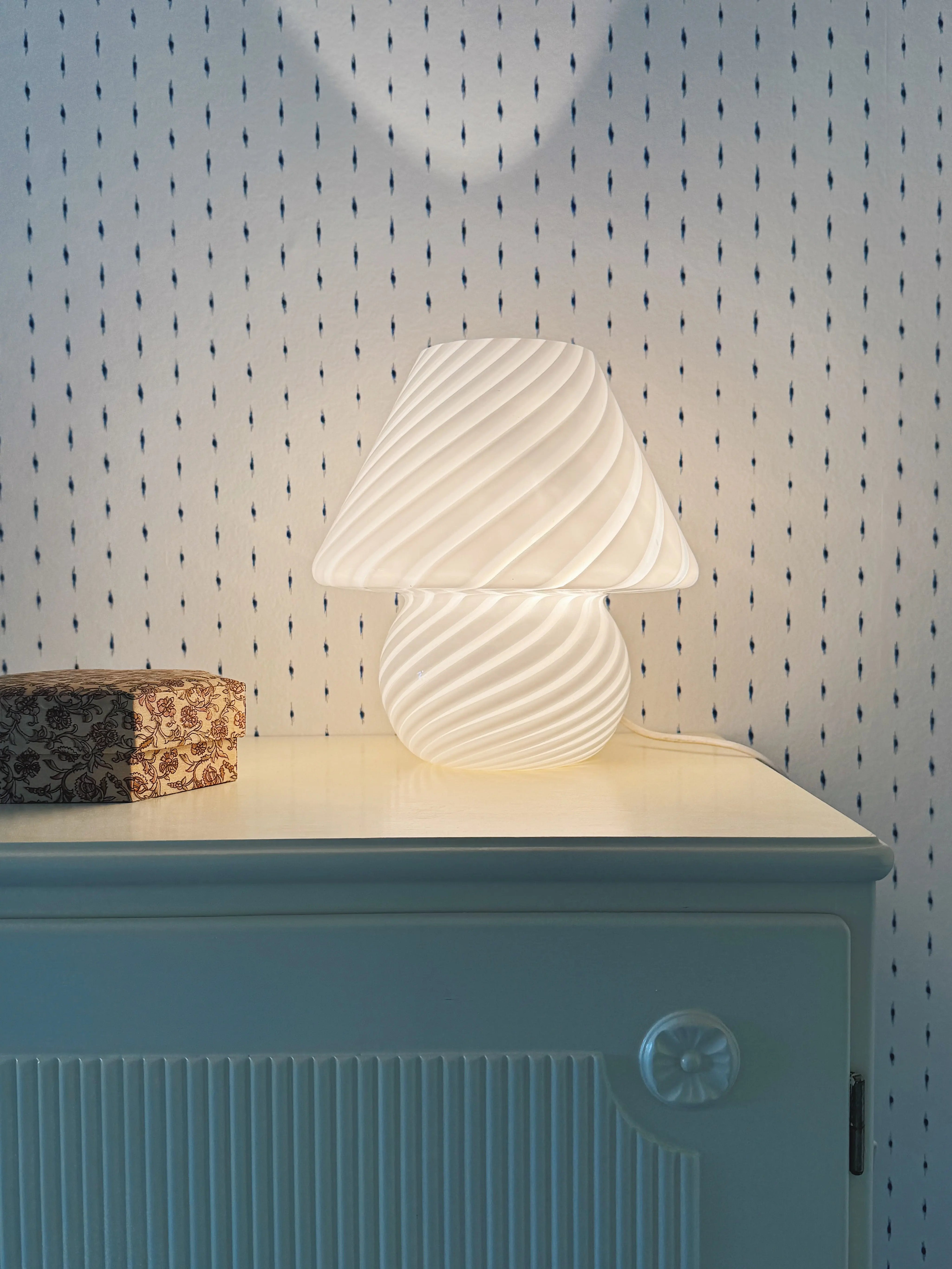 Vintage Murano mushroom bordlampe i hvidt swirl-glas | H25 cm Studio Hafnia