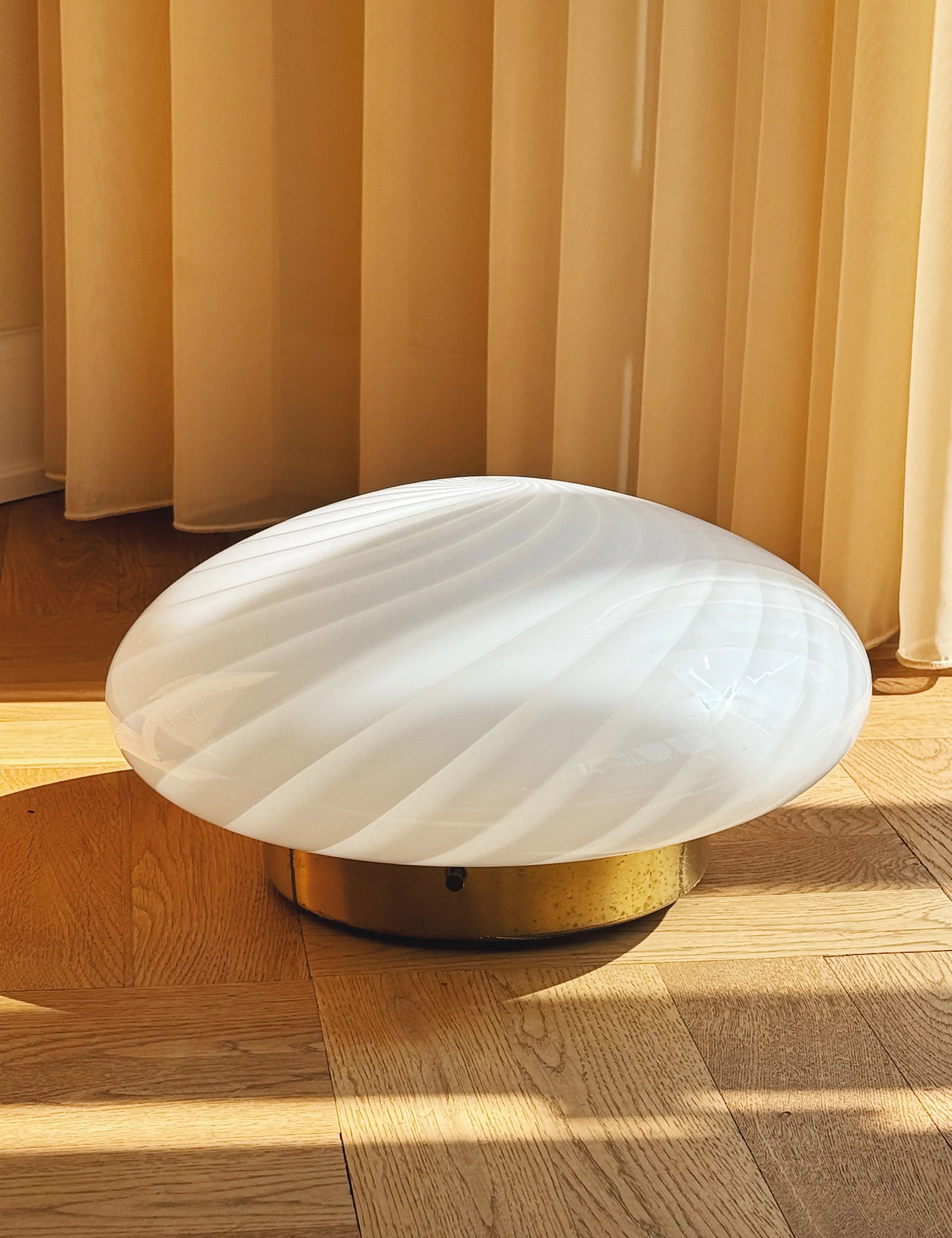 Vintage Murano plafond Ø35 cm – hvidt swirlglas & messingbase Studio Hafnia