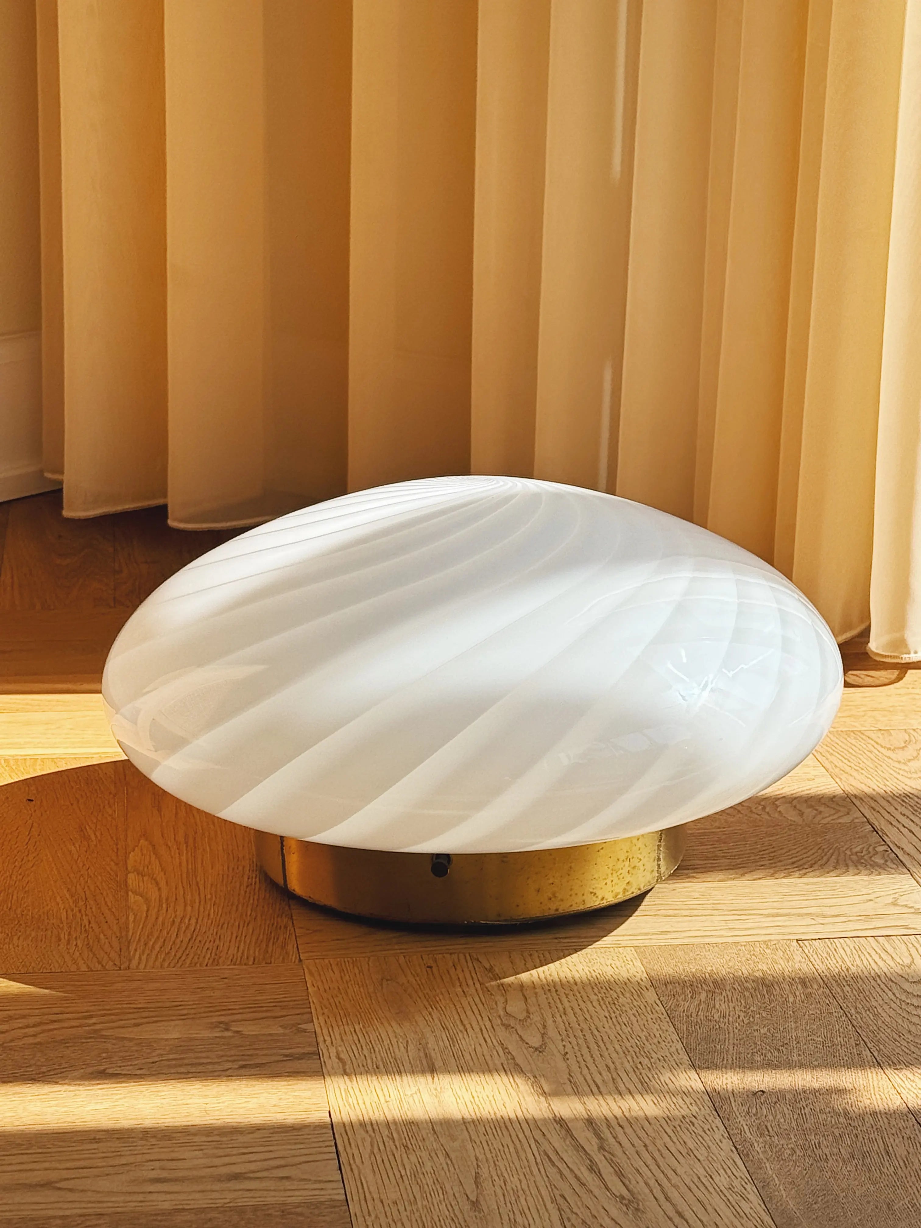 Vintage Murano plafond Ø35 cm – hvidt swirlglas & messingbase Studio Hafnia