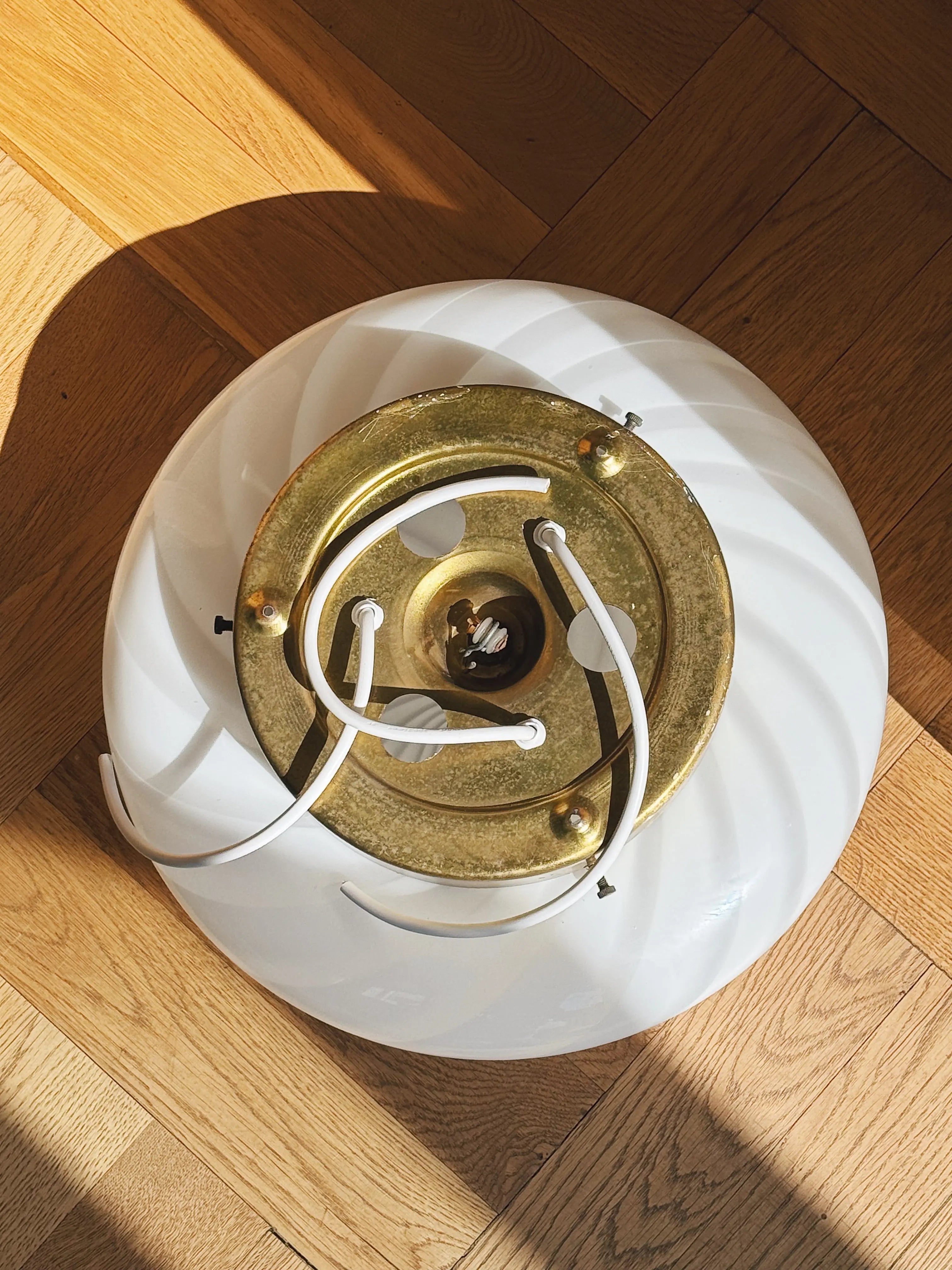 Vintage Murano plafond Ø35 cm – hvidt swirlglas & messingbase Studio Hafnia