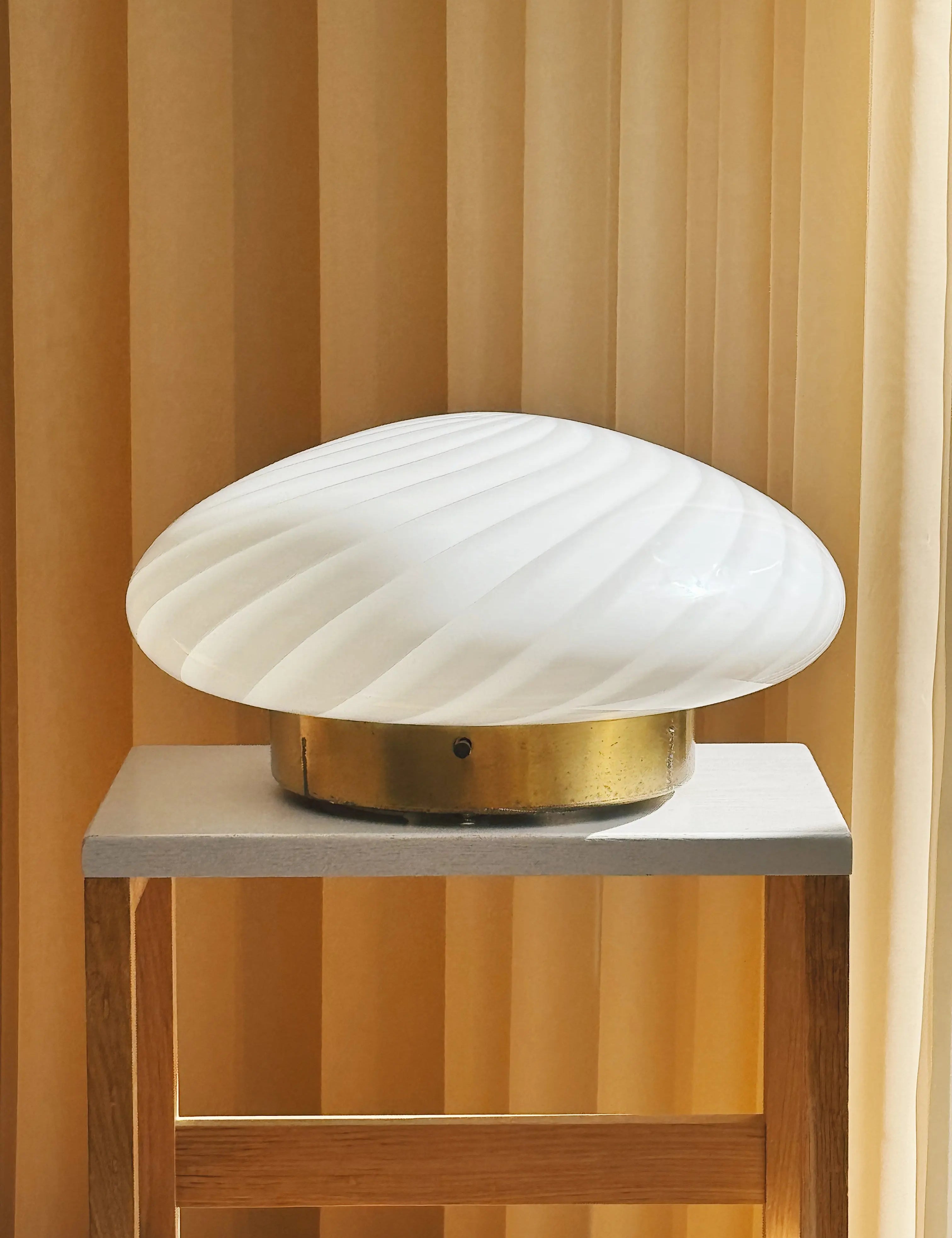 Vintage Murano plafond Ø35 cm – hvidt swirlglas & messingbase Studio Hafnia