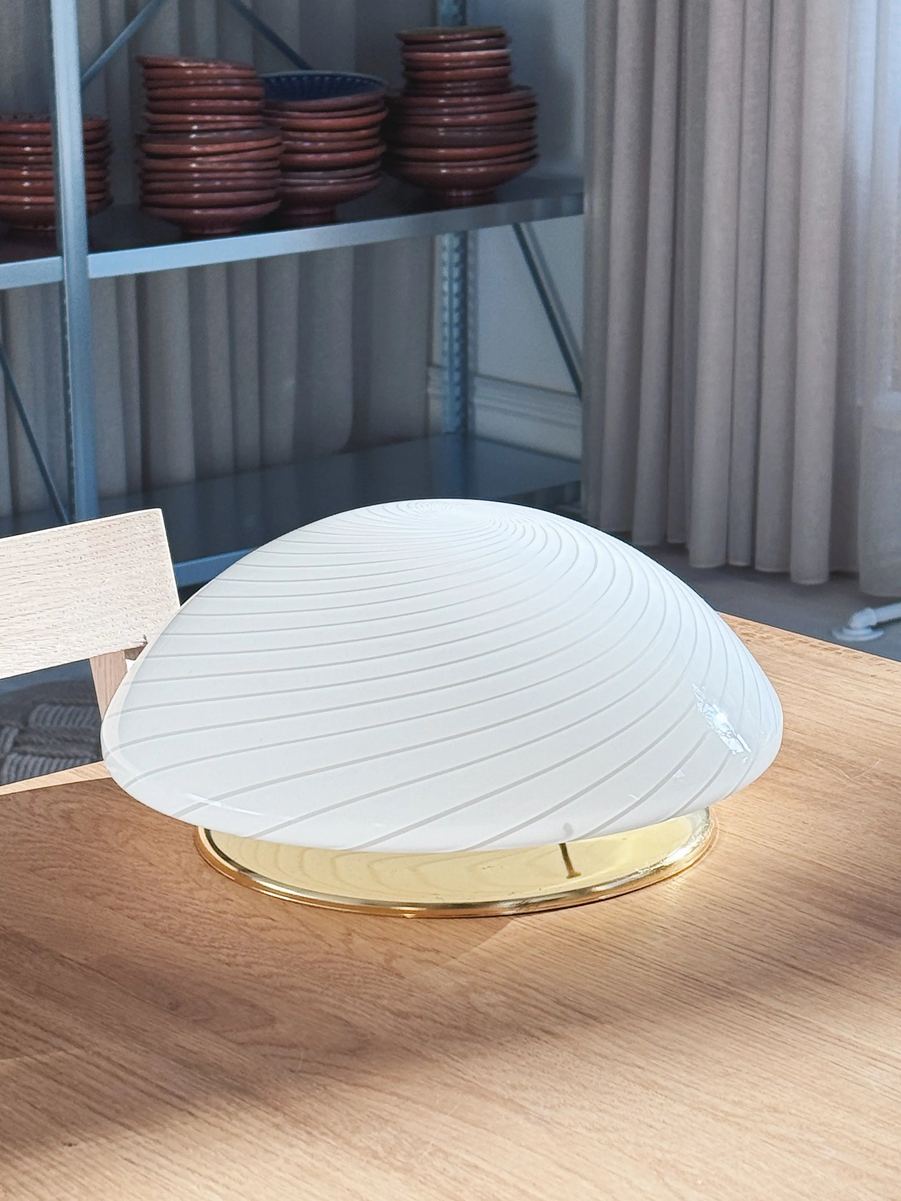 Vintage Murano plafond i opalhvidt glas med striber Ø30 cm Studio Hafnia