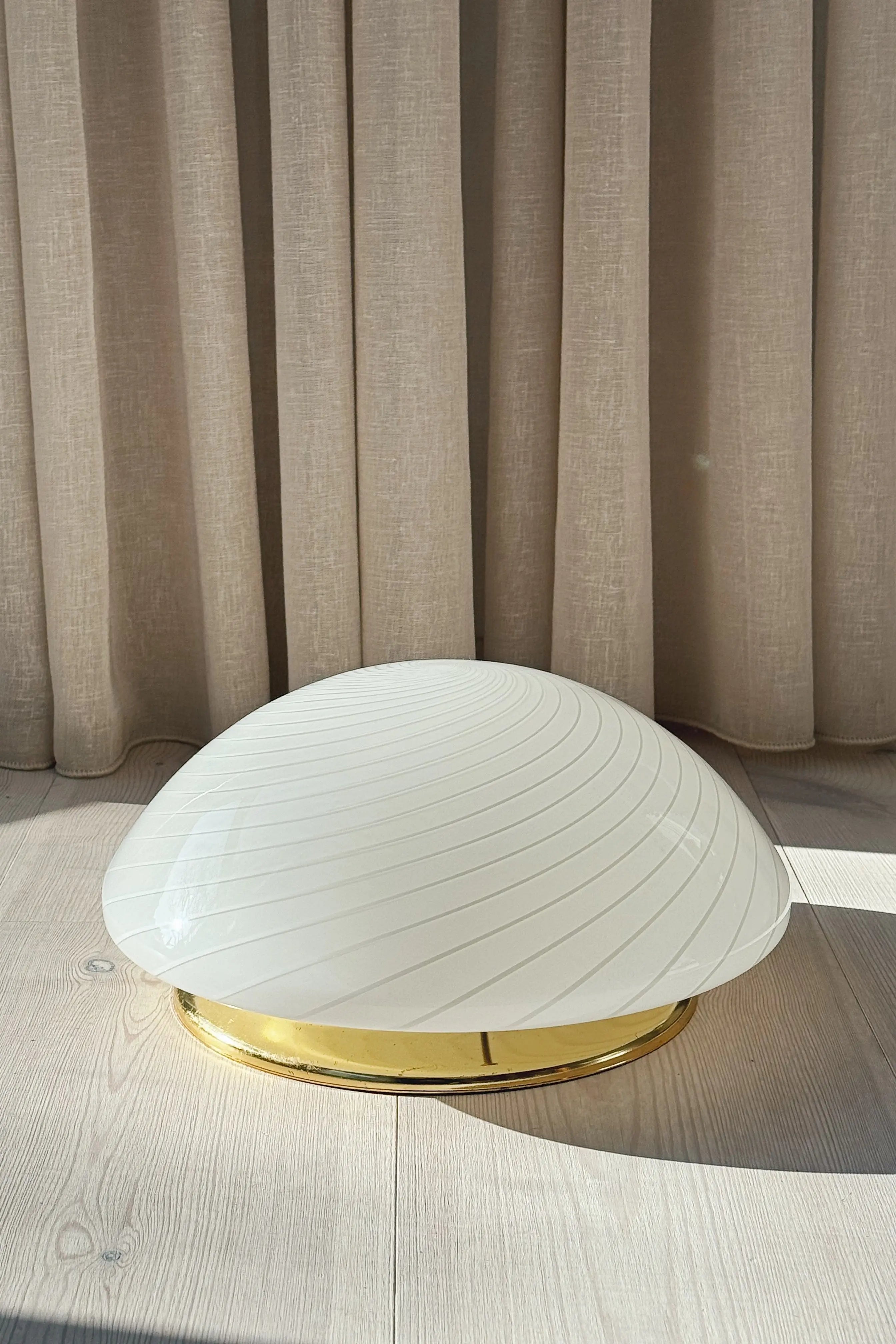 Vintage Murano plafond i opalhvidt glas med striber Ø30 cm Studio Hafnia