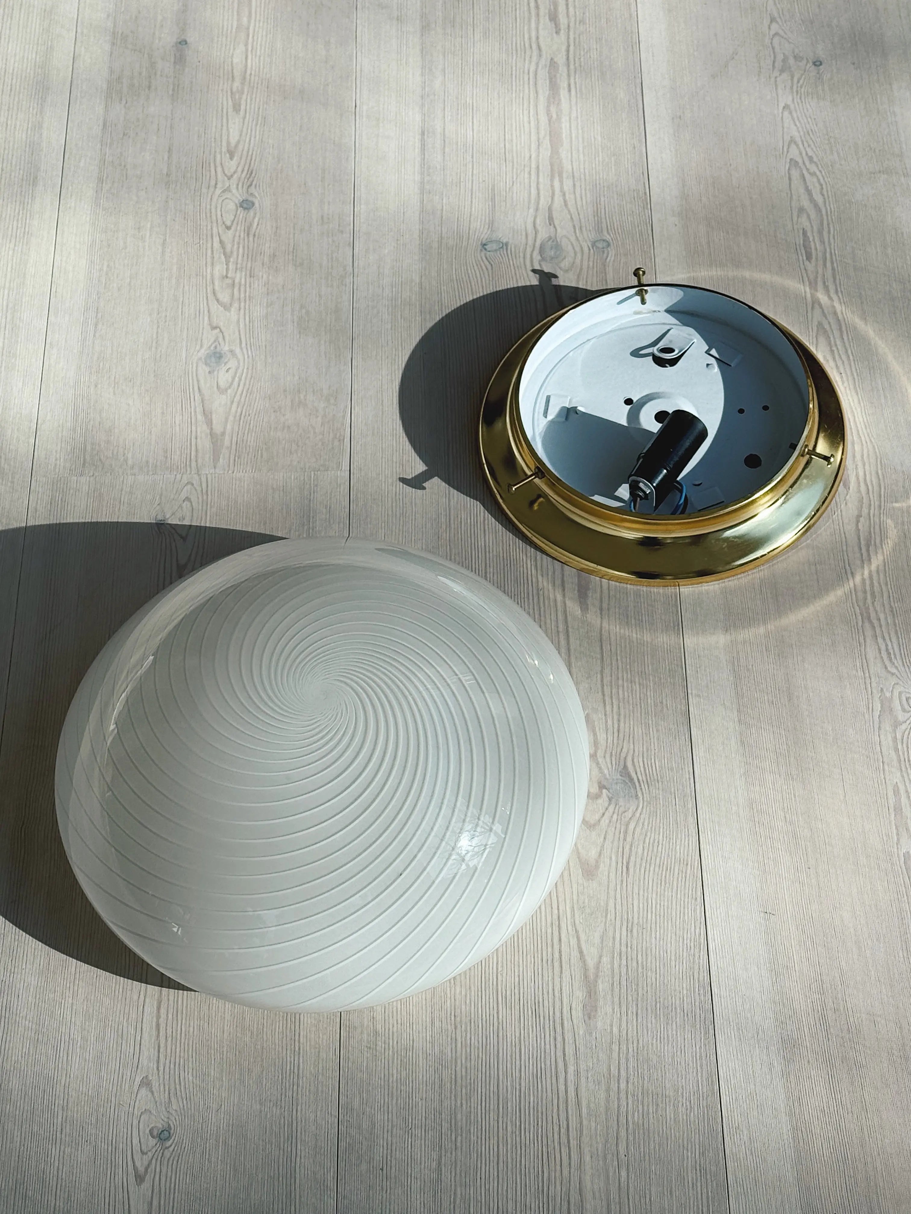 Vintage Murano plafond i opalhvidt glas med striber Ø30 cm Studio Hafnia