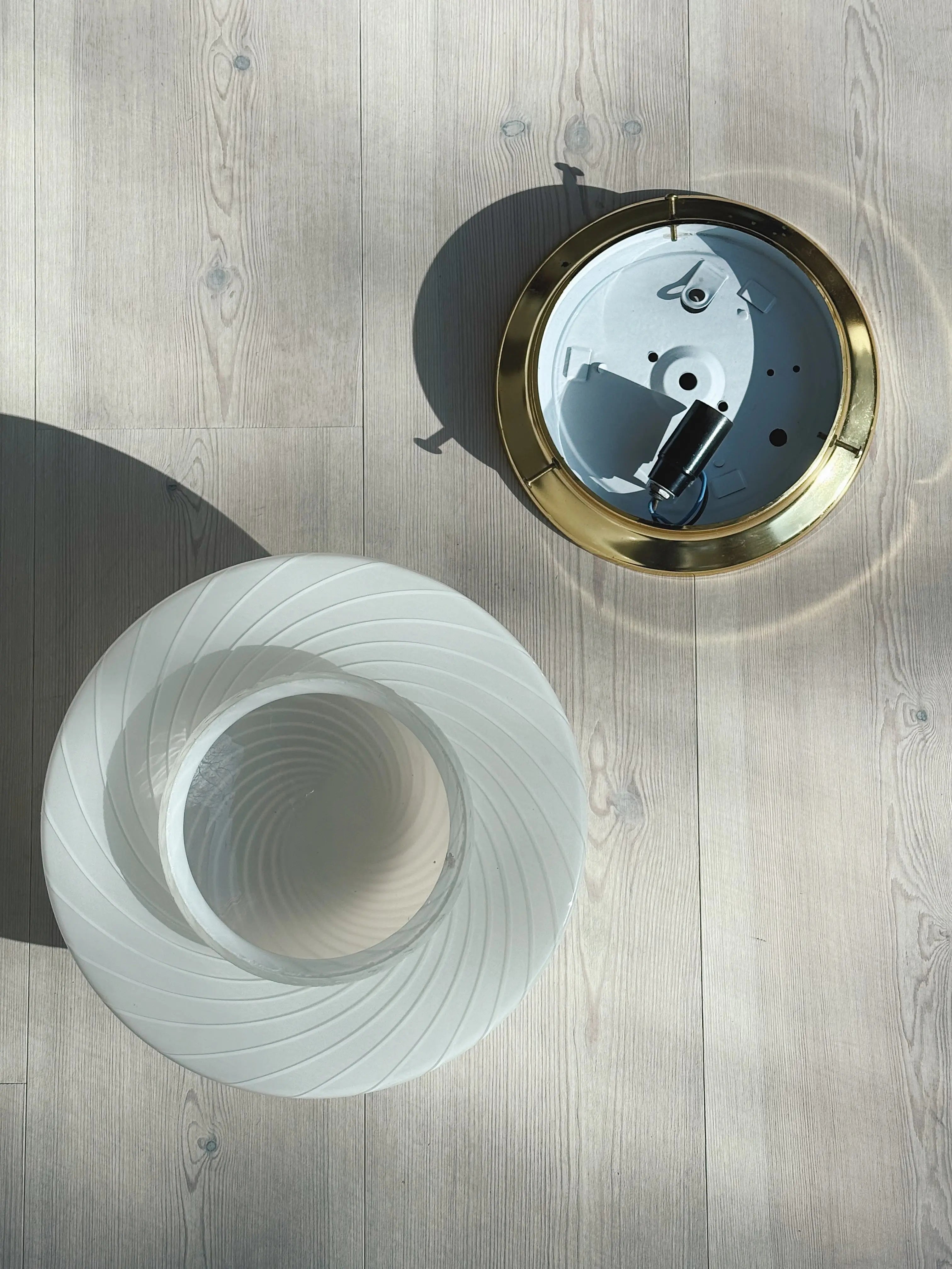 Vintage Murano plafond i opalhvidt glas med striber Ø30 cm Studio Hafnia