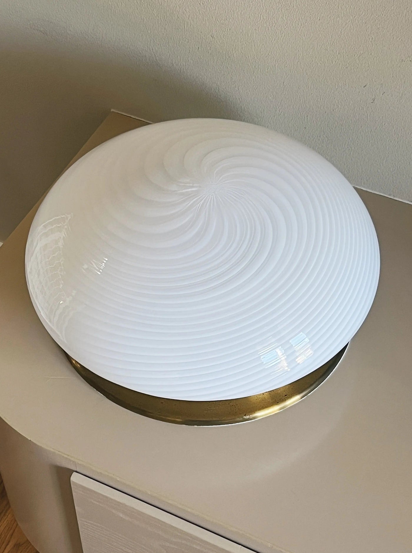 Vintage Murano plafond loftslampe/væglampe | Hvid swirl glas med messing base, Ø40 cm Murano
