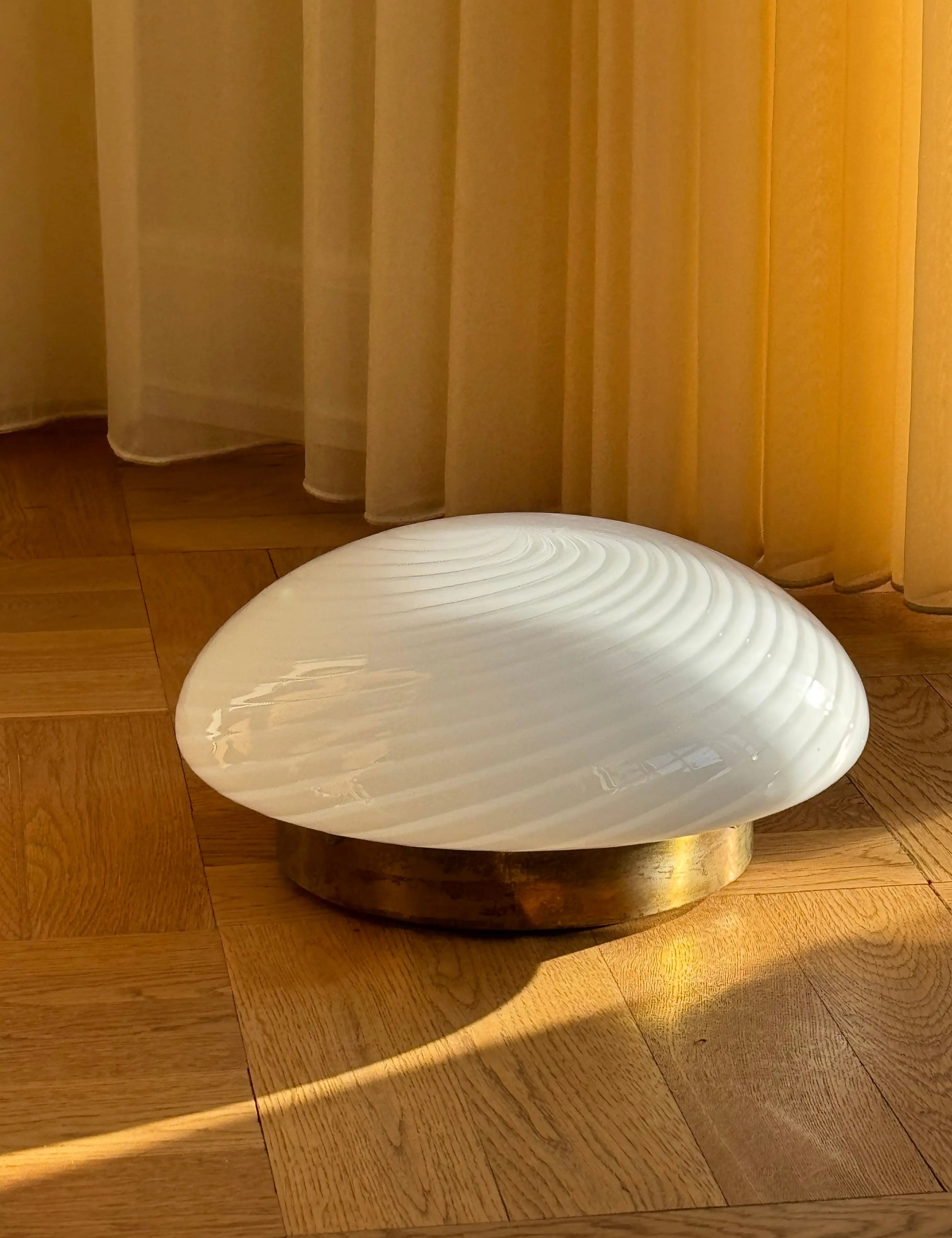 væglampe | Hvid swirl glas med messing base, 30 cm Studio Hafnia