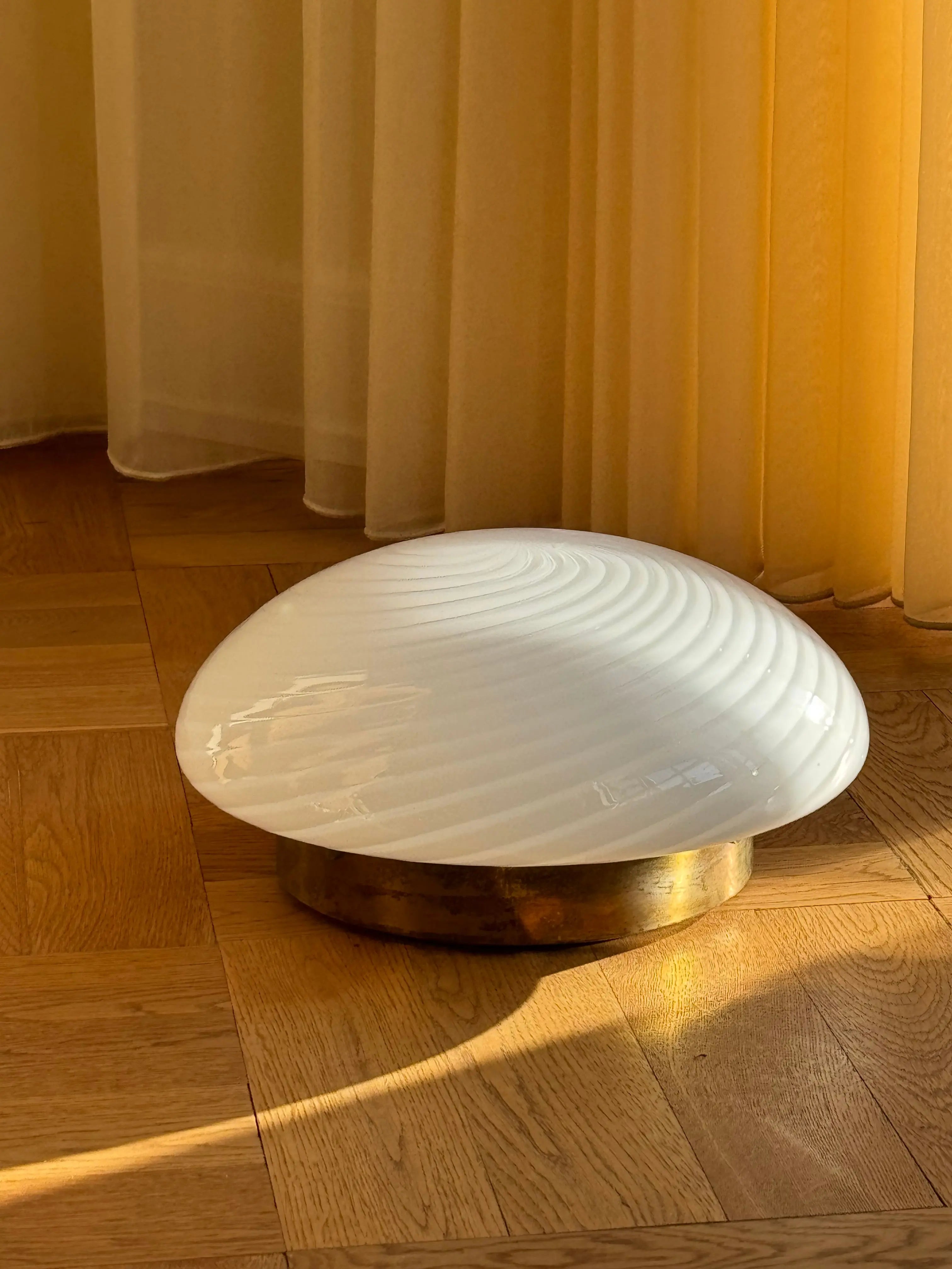 Vintage Murano plafond loftslampe/væglampe | Hvid swirl glas med messing base, 30 cm Studio Hafnia