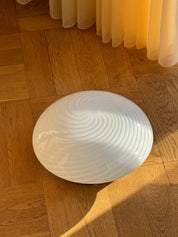 Vintage Murano plafond loftslampe/væglampe | Hvid swirl glas med messing base, 30 cm Studio Hafnia