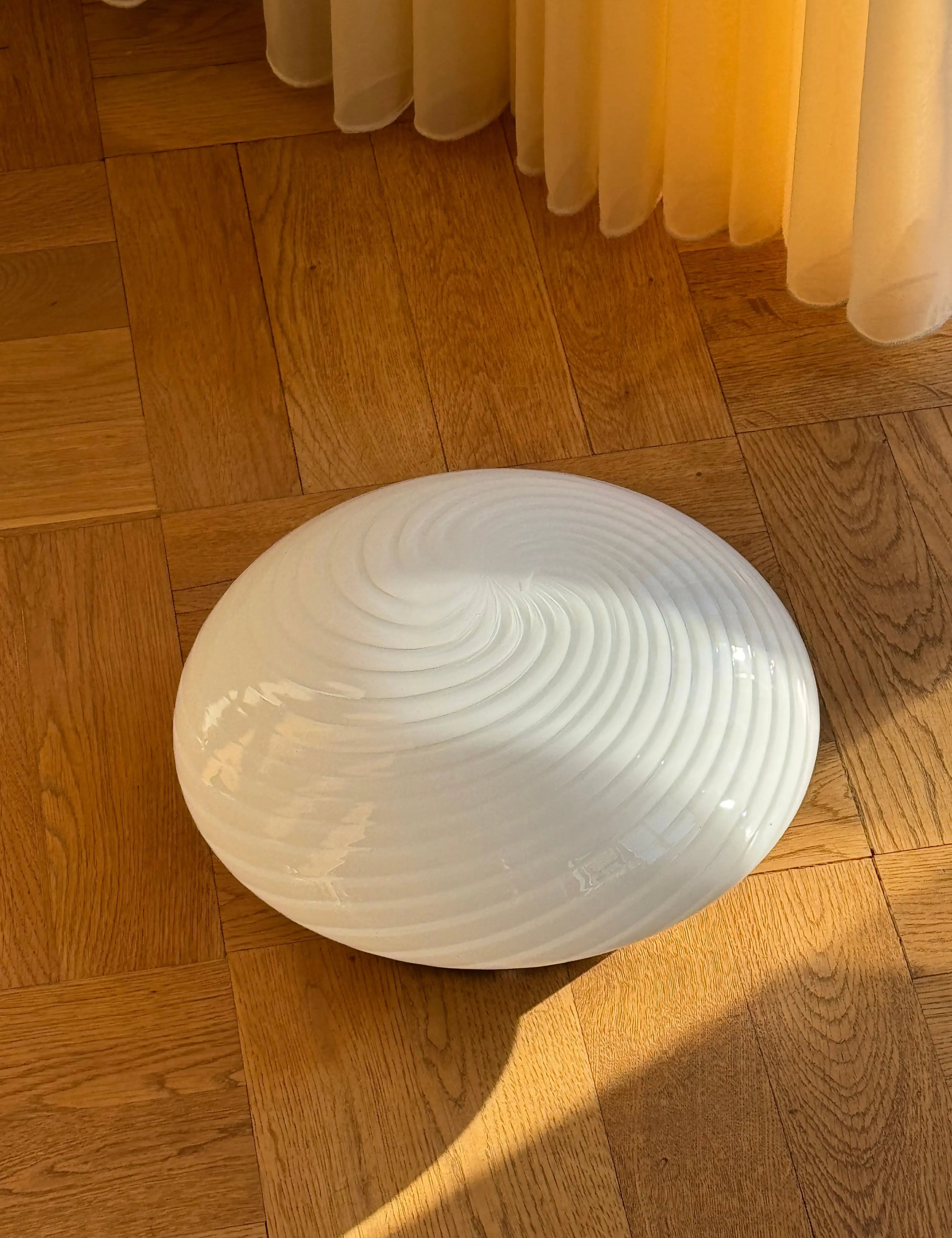 væglampe | Hvid swirl glas med messing base, 30 cm Studio Hafnia