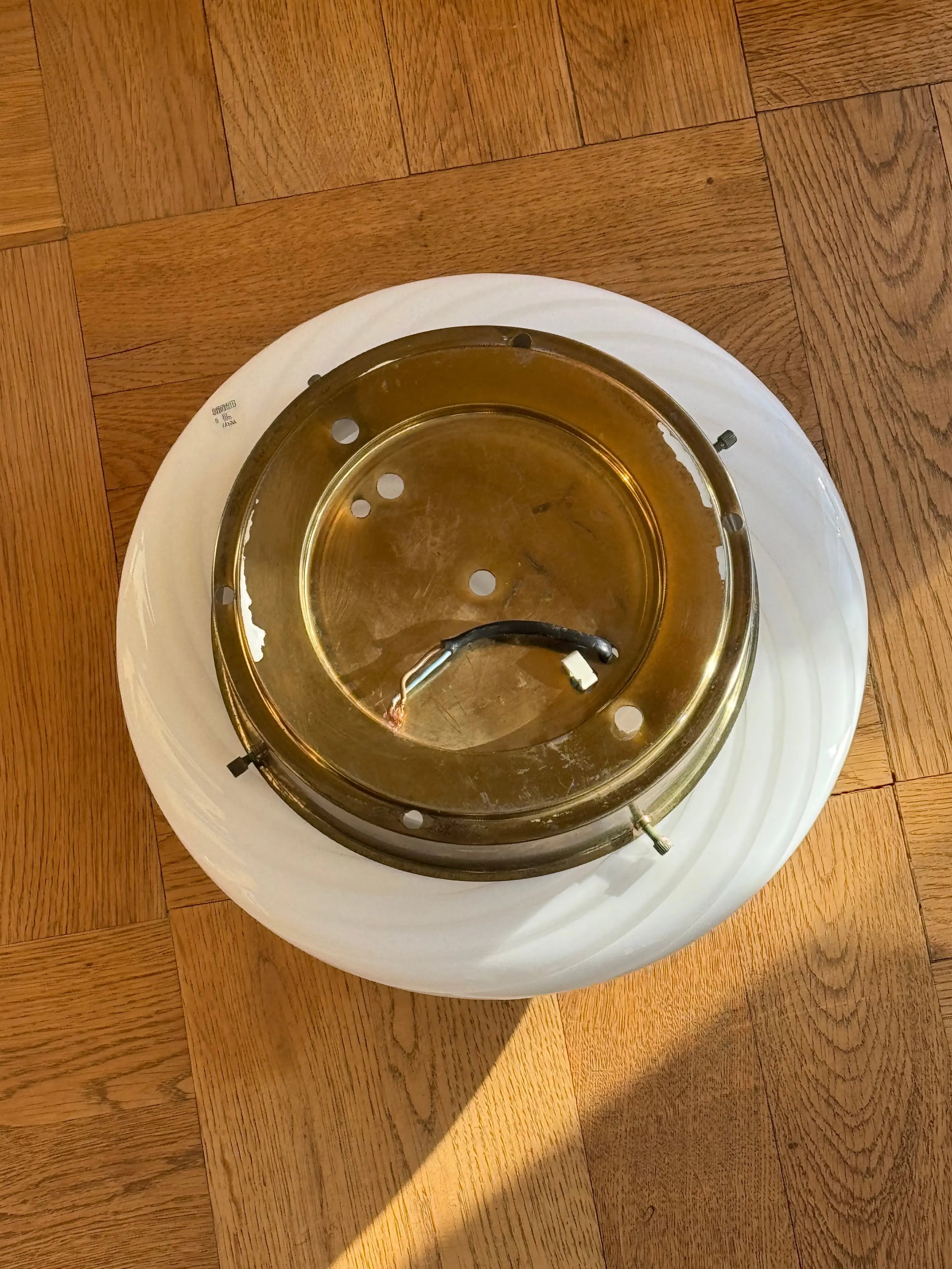 Vintage Murano plafond loftslampe/væglampe | Hvid swirl glas med messing base, 30 cm Studio Hafnia