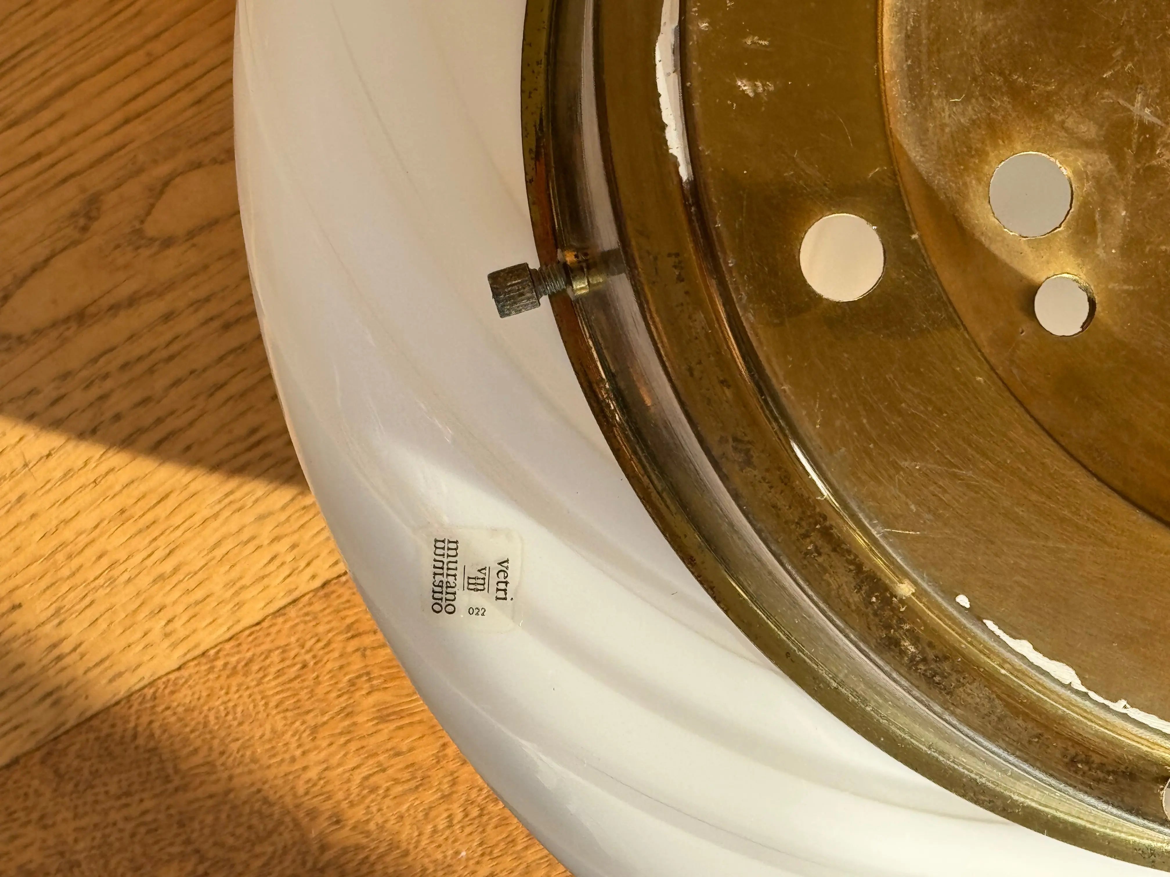 Vintage Murano plafond loftslampe/væglampe | Hvid swirl glas med messing base, 30 cm Studio Hafnia