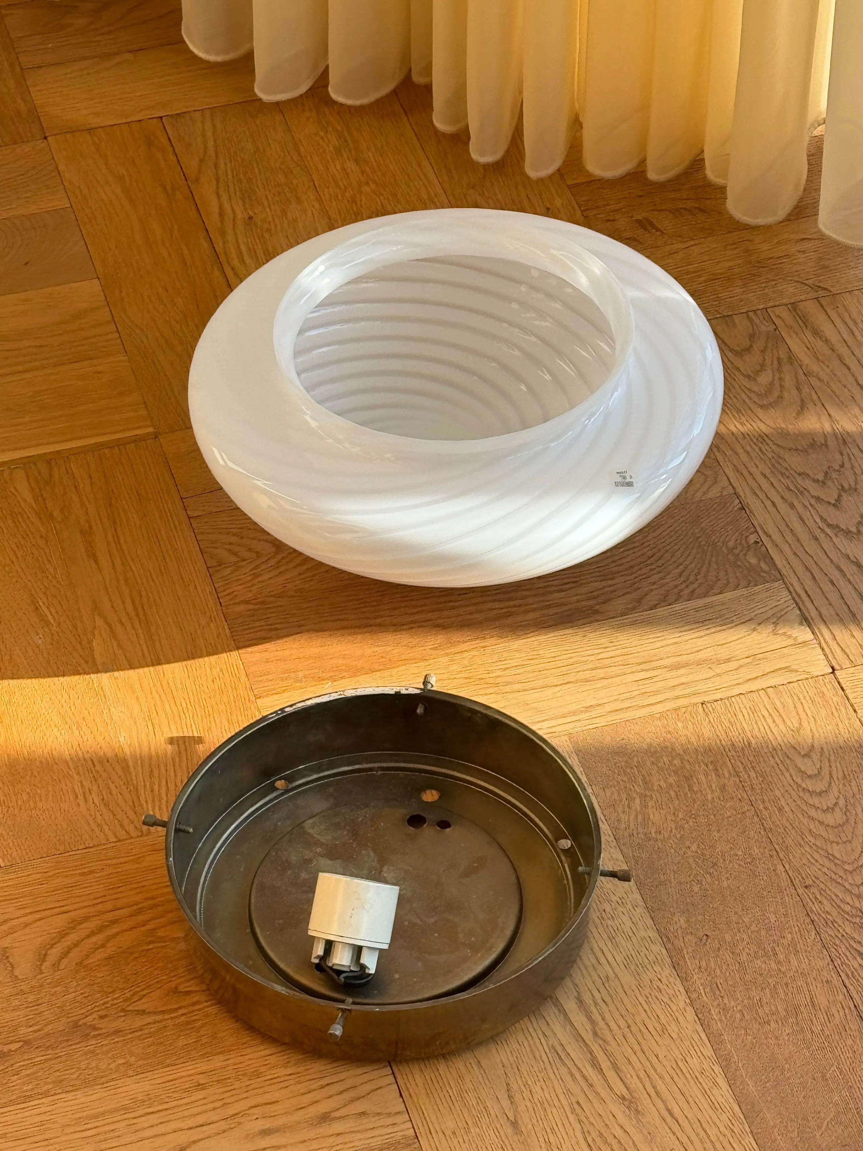 Vintage Murano plafond loftslampe/væglampe | Hvid swirl glas med messing base, 30 cm Studio Hafnia