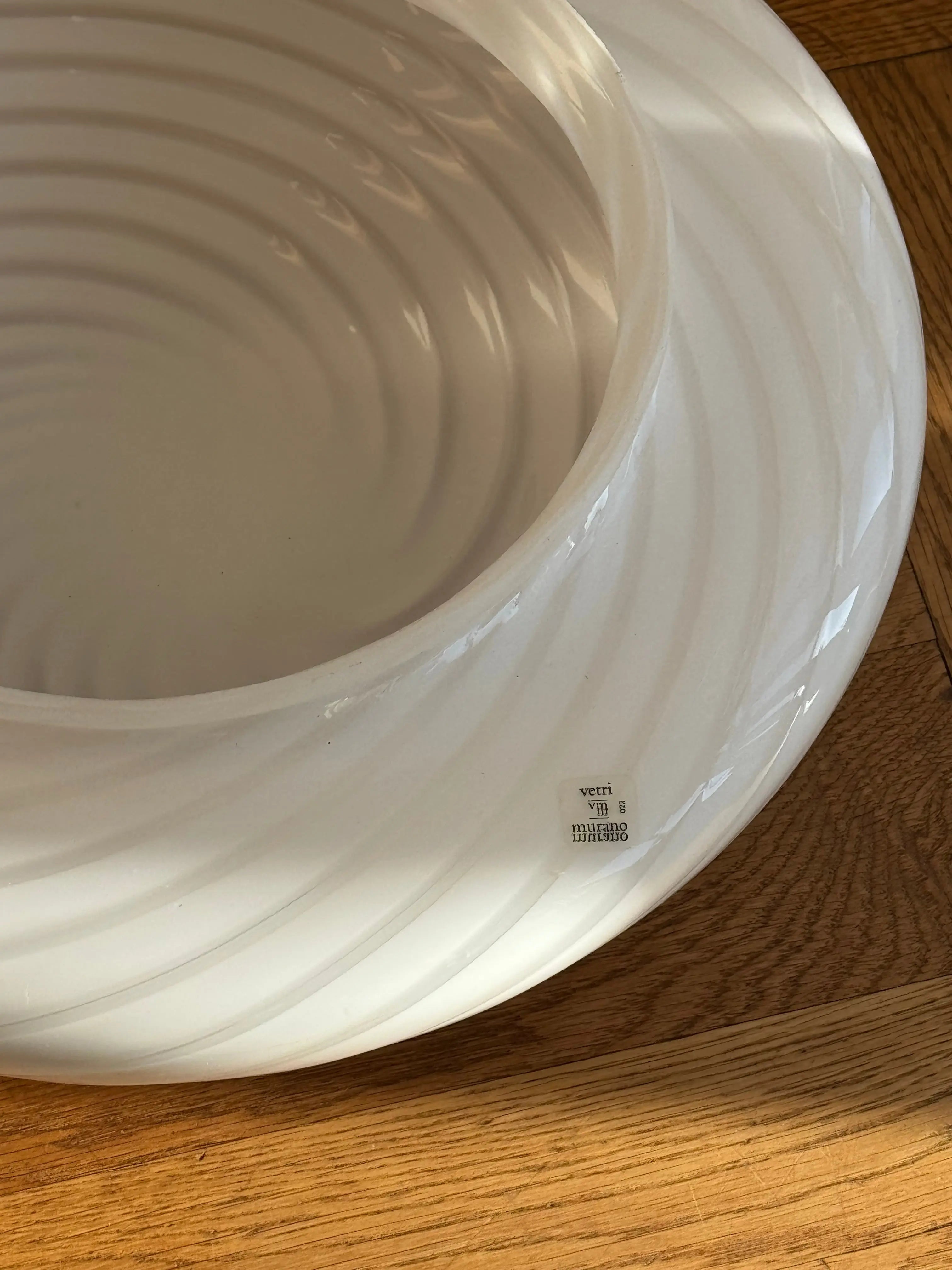 Vintage Murano plafond loftslampe/væglampe | Hvid swirl glas med messing base, 30 cm Studio Hafnia