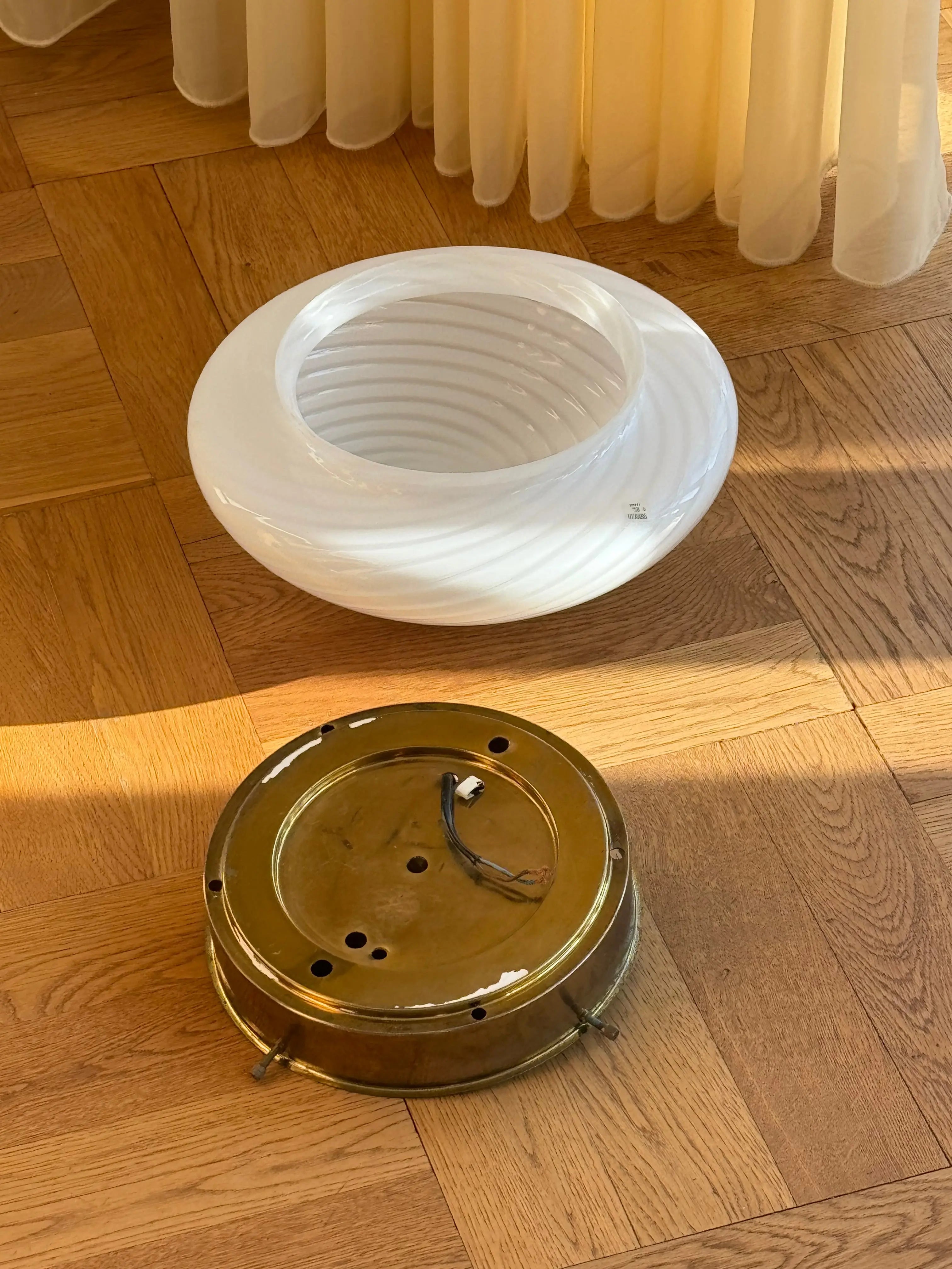 Vintage Murano plafond loftslampe/væglampe | Hvid swirl glas med messing base, 30 cm Studio Hafnia