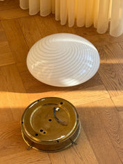 Vintage Murano plafond loftslampe/væglampe | Hvid swirl glas med messing base, 30 cm Studio Hafnia