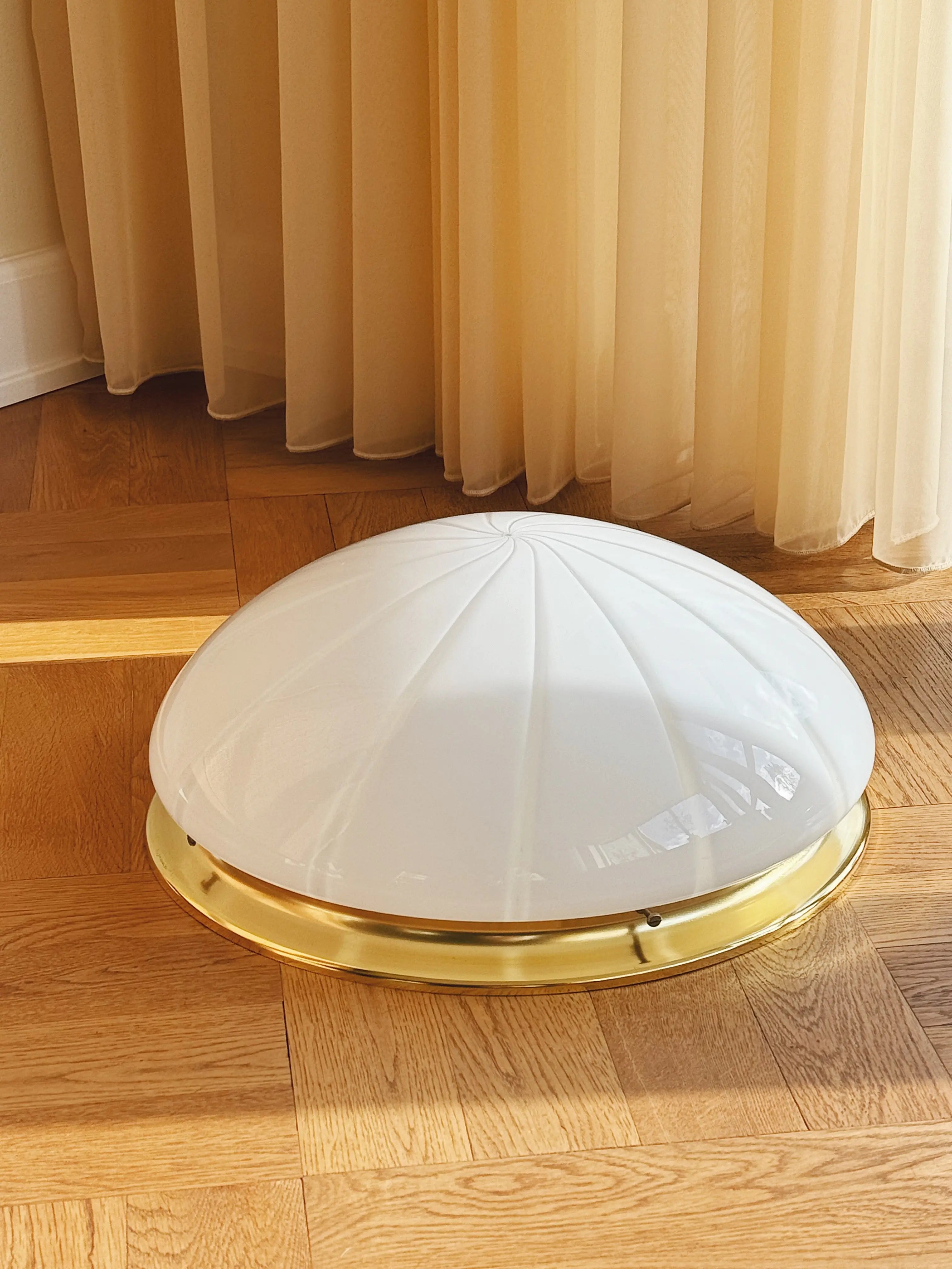 Vintage Murano plafond loftslampe/væglampe | Hvid swirl glas med messing base, Ø40 cm Studio Hafnia