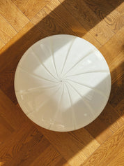 Vintage Murano plafond loftslampe/væglampe | Hvid swirl glas med messing base, Ø40 cm Studio Hafnia