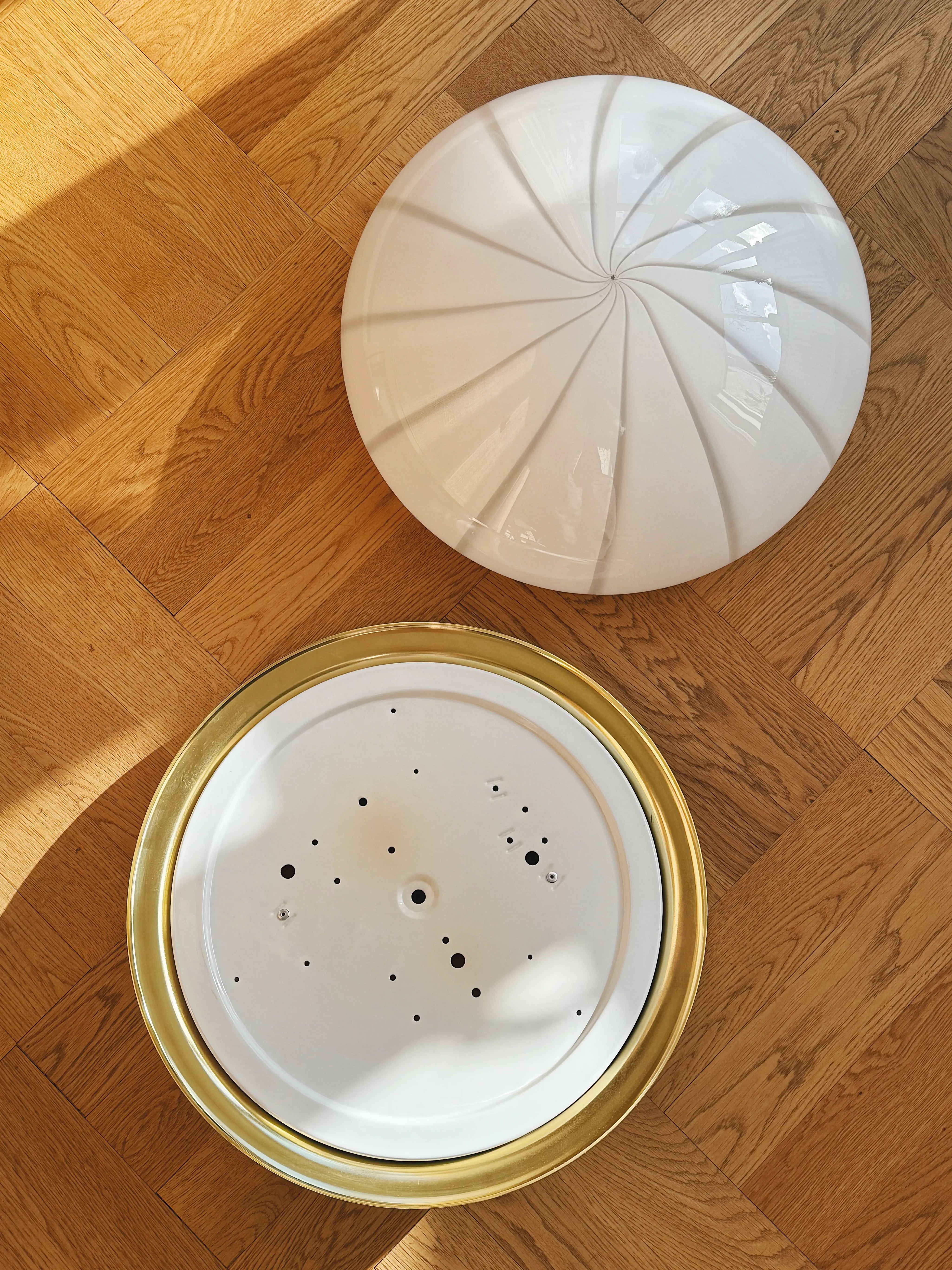 Vintage Murano plafond loftslampe/væglampe | Hvid swirl glas med messing base, Ø40 cm Studio Hafnia