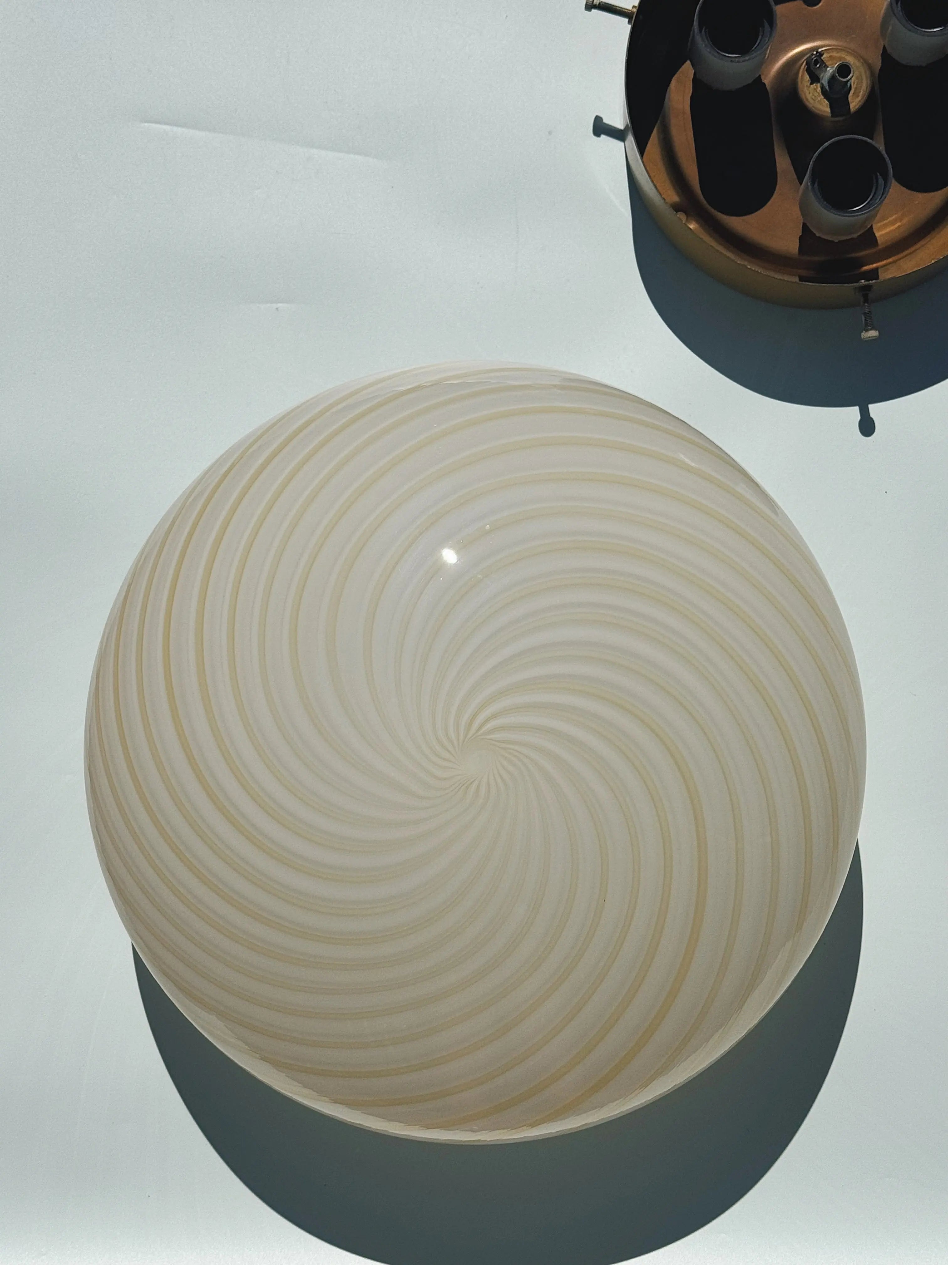 Vintage Murano plafondlampe | Hvid & lysegul swirlglas, Ø35 cm Studio Hafnia