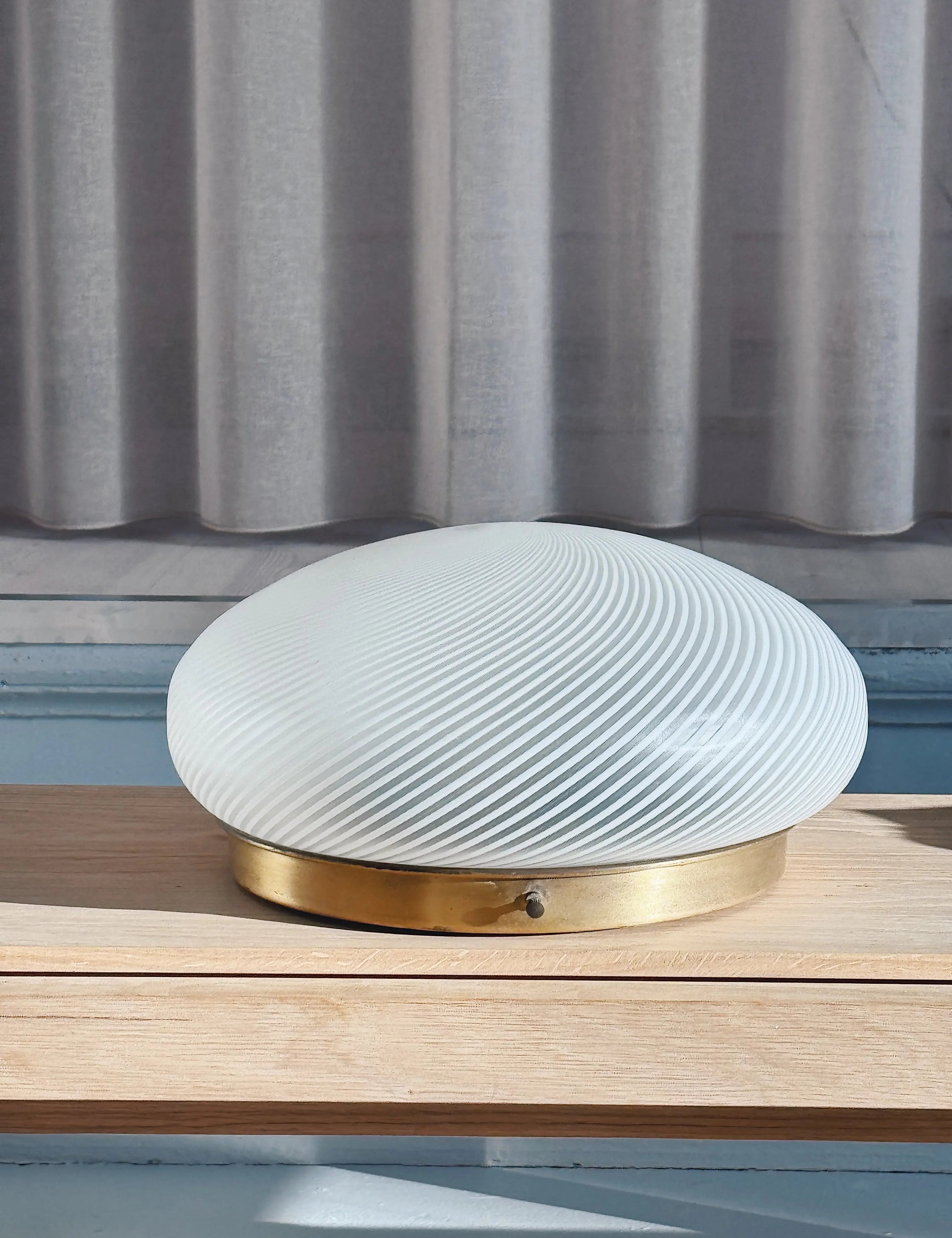 Vintage Murano plafondlampe i hvidt satin-swirl-glas | Loft- og væglampe Ø30 cm Studio Hafnia