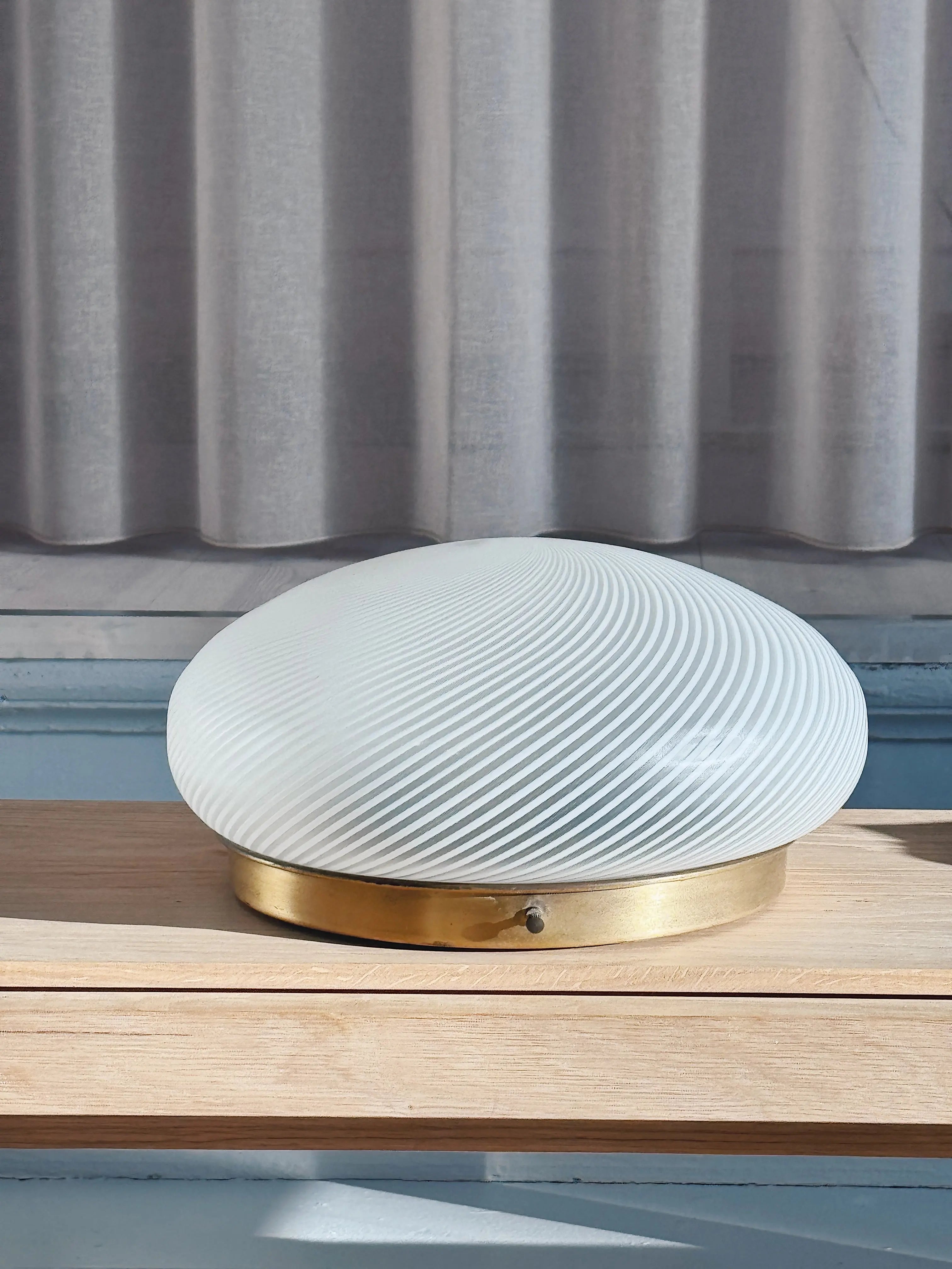 Vintage Murano plafondlampe i hvidt satin-swirl-glas | Loft- og væglampe Ø30 cm Studio Hafnia