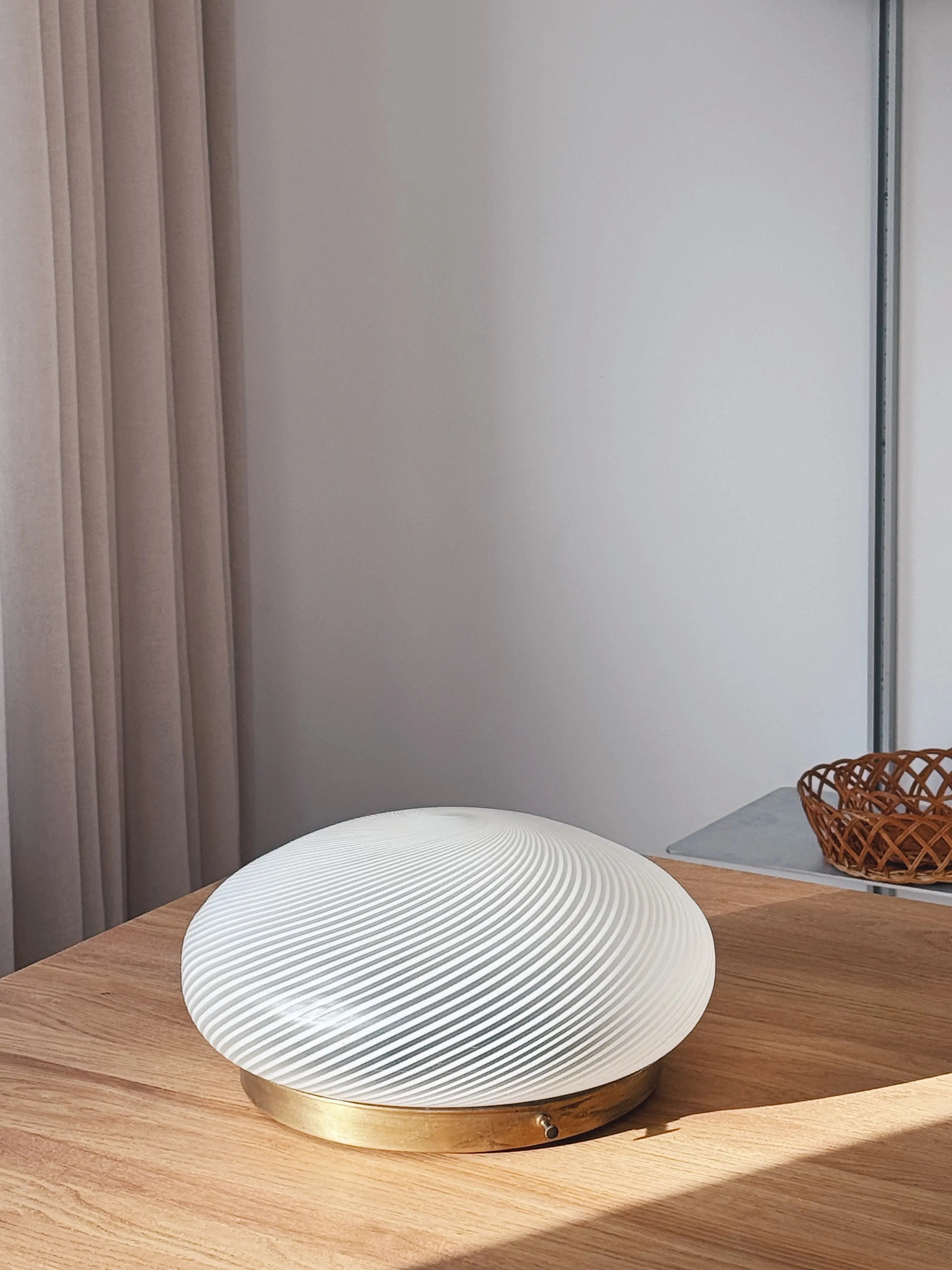 Vintage Murano plafondlampe i hvidt satin-swirl-glas | Loft- og væglampe Ø30 cm Studio Hafnia