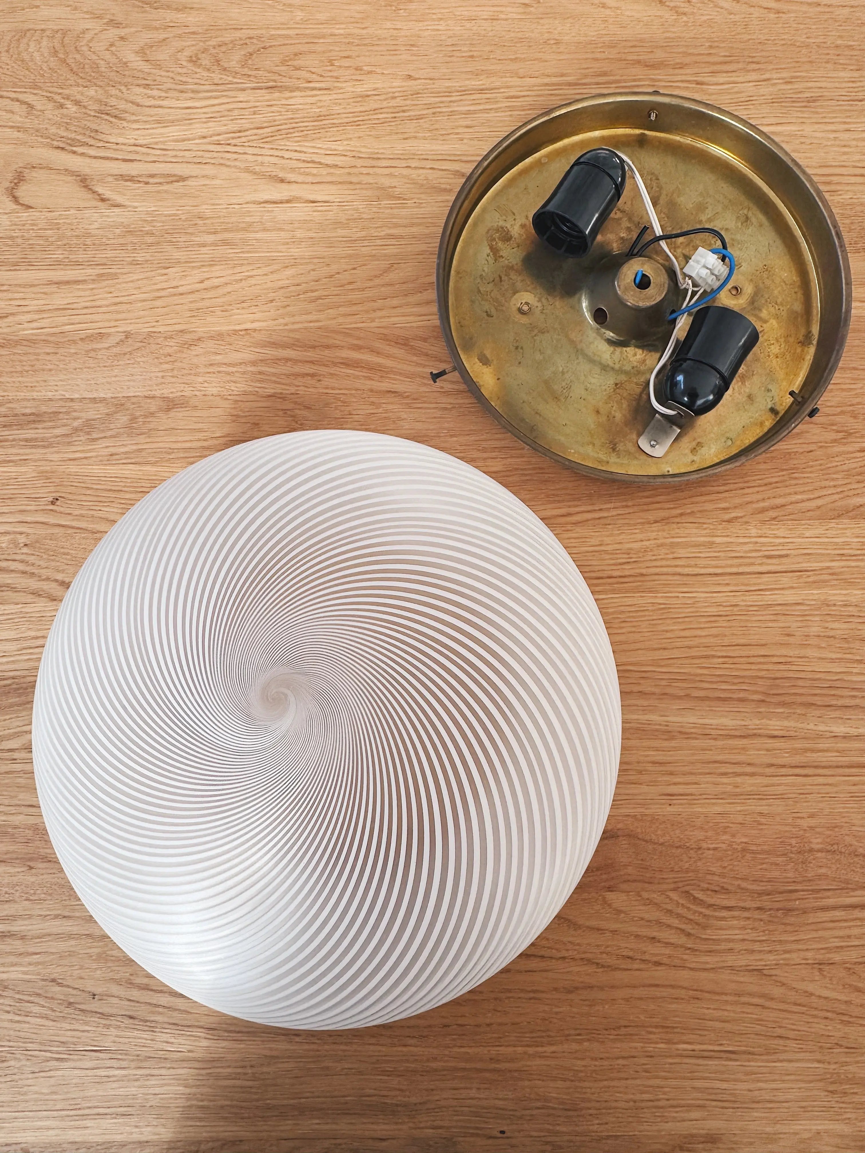 Vintage Murano plafondlampe i hvidt satin-swirl-glas | Loft- og væglampe Ø30 cm Studio Hafnia