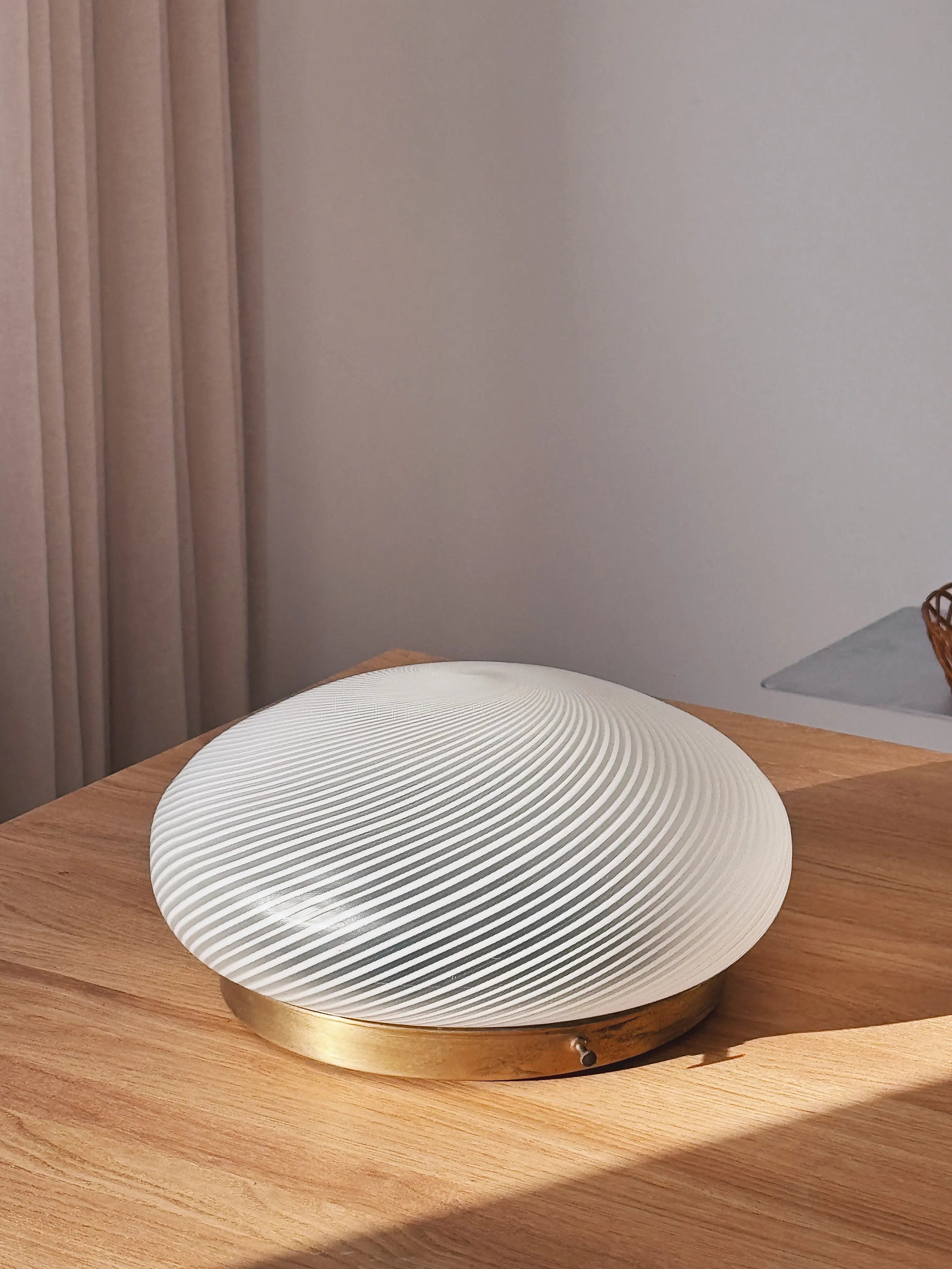 Vintage Murano plafondlampe i hvidt satin-swirl-glas | Loft- og væglampe Ø30 cm Studio Hafnia