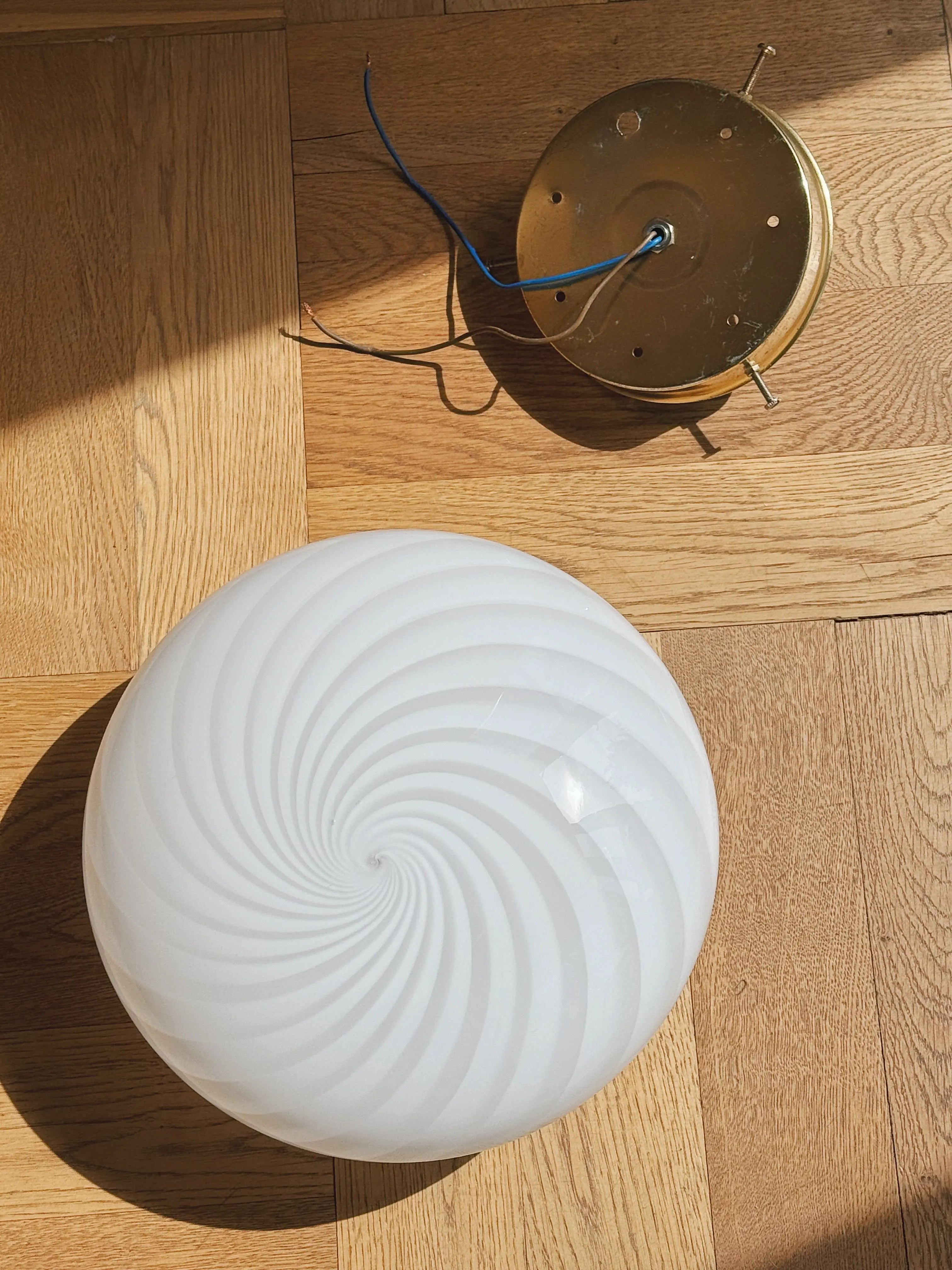 Vintage Murano plafondlampe i hvidt swirl-glas med messingbase | Ø24 cm Studio Hafnia