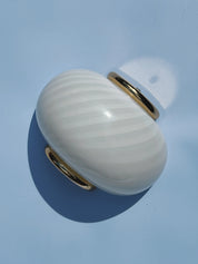Vintage Murano væglampe | Hvid swirlglas & messing, L21 cm Studio Hafnia
