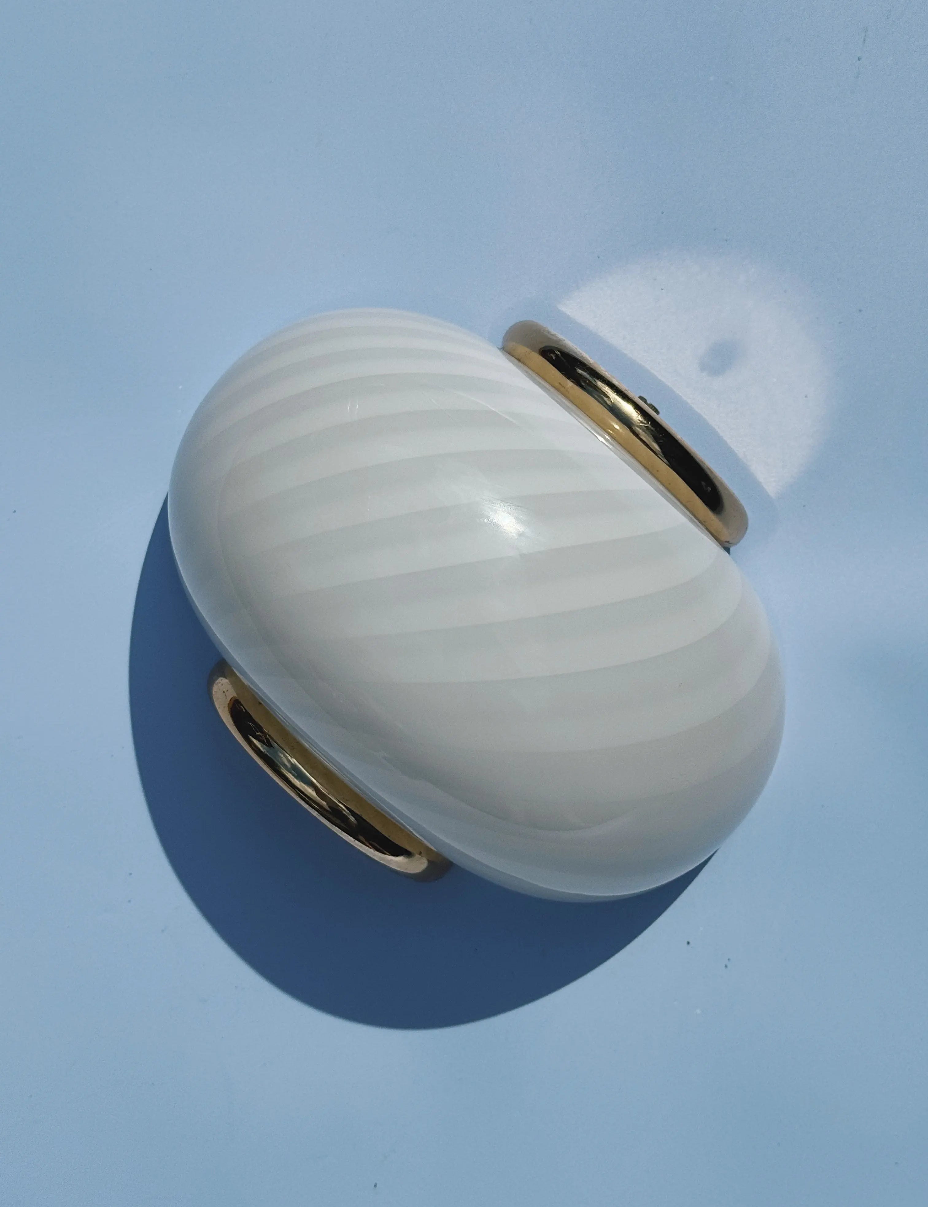 Vintage Murano væglampe | Hvid swirlglas & messing, L21 cm Studio Hafnia