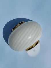 Vintage Murano væglampe | Hvid swirlglas & messing, L21 cm Studio Hafnia