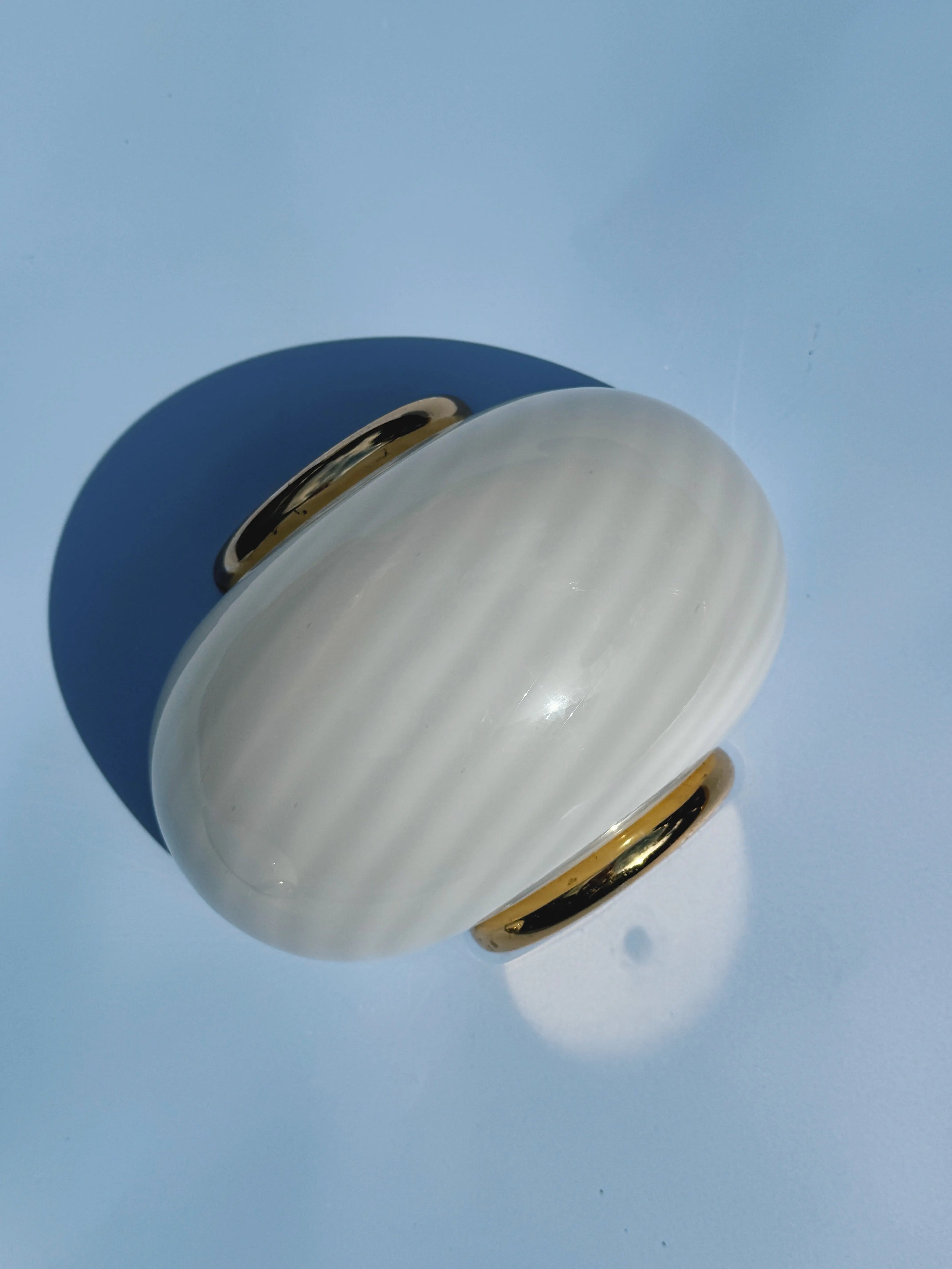 Vintage Murano væglampe | Hvid swirlglas & messing, L21 cm Studio Hafnia