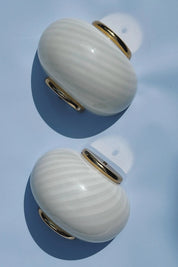 Vintage Murano væglampe | Hvid swirlglas & messing, L21 cm Studio Hafnia