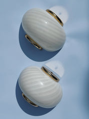 Vintage Murano væglampe | Hvid swirlglas & messing, L21 cm Studio Hafnia
