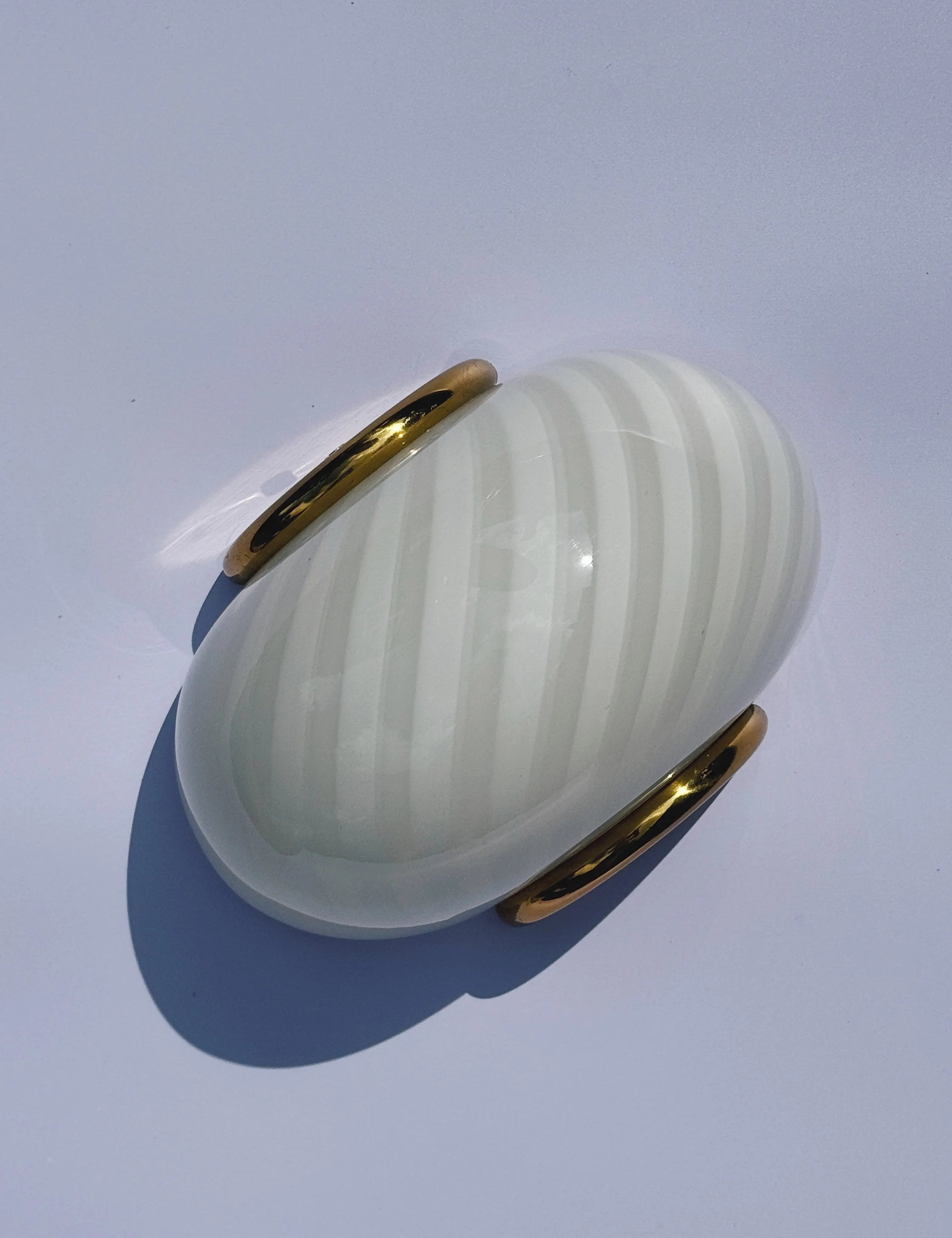 Vintage Murano væglampe | Hvid swirlglas & messingbeslag, L21 cm Studio Hafnia