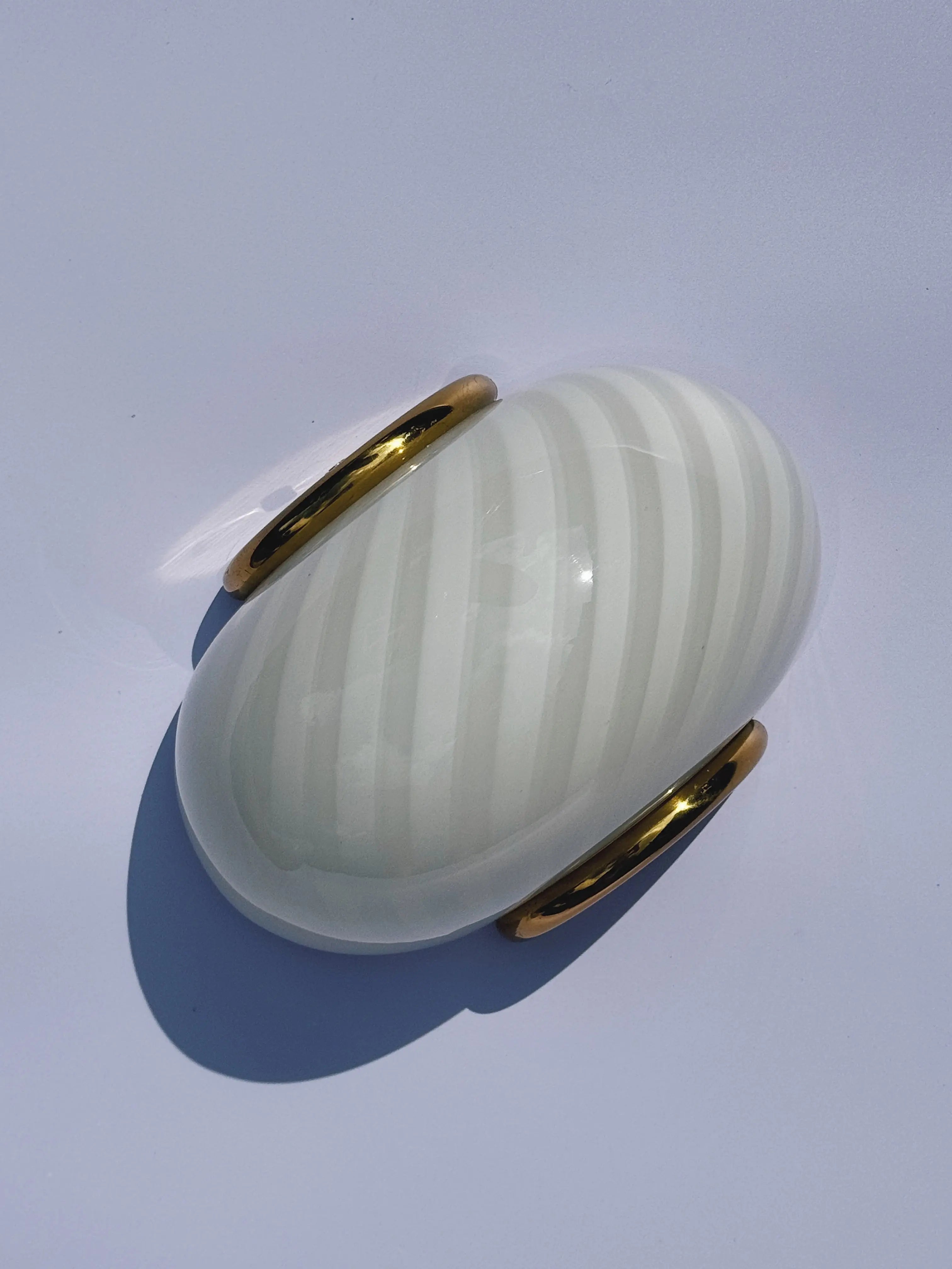 Vintage Murano væglampe | Hvid swirlglas & messingbeslag, L21 cm Studio Hafnia