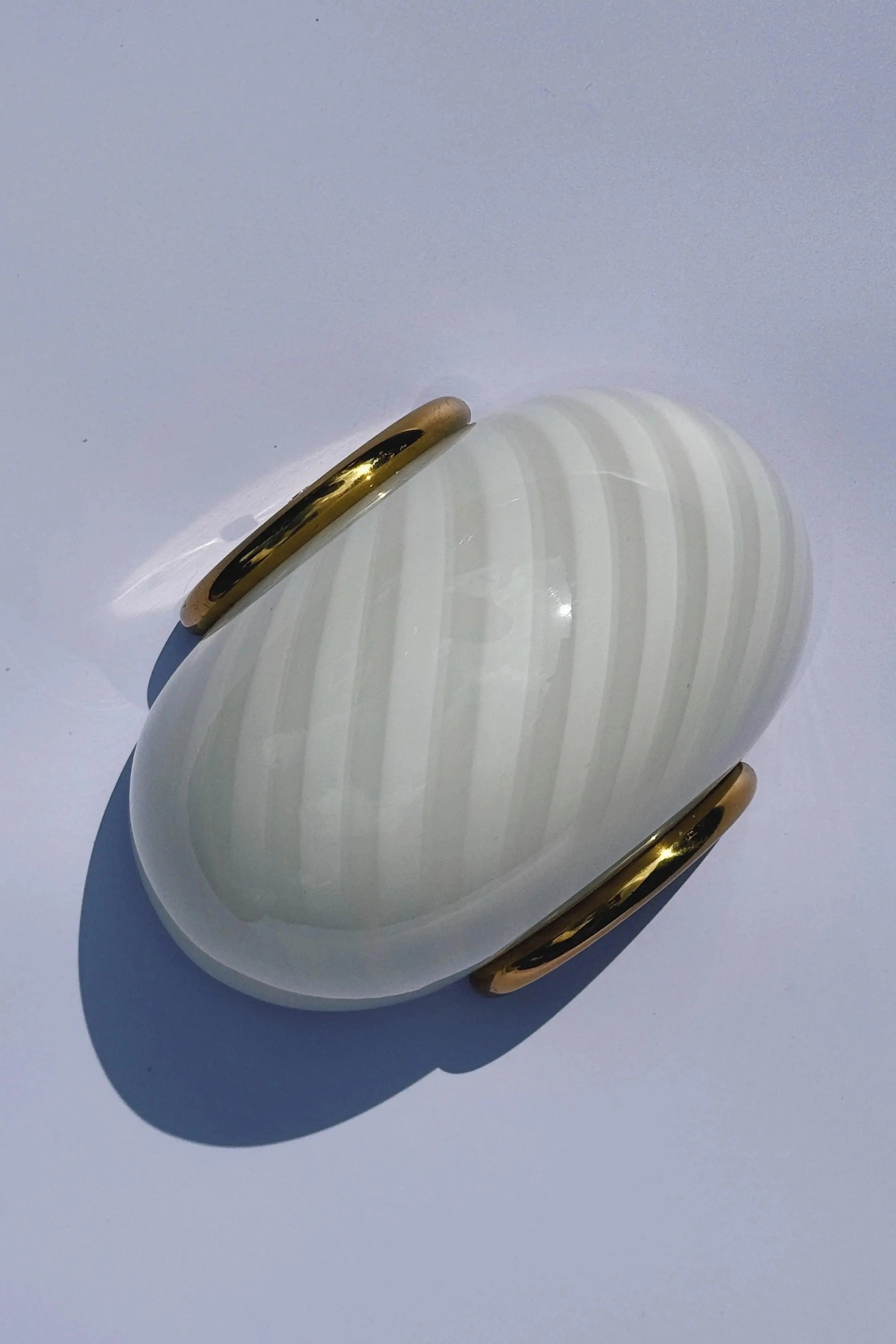 Vintage Murano væglampe | Hvid swirlglas & messingbeslag, L21 cm Studio Hafnia