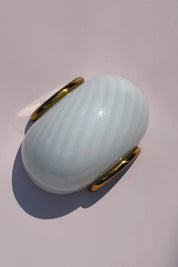 Vintage Murano væglampe | Hvid swirlglas & messingbeslag, L21 cm Studio Hafnia