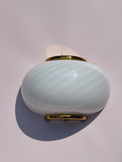 Vintage Murano væglampe | Hvid swirlglas & messingbeslag, L21 cm Studio Hafnia