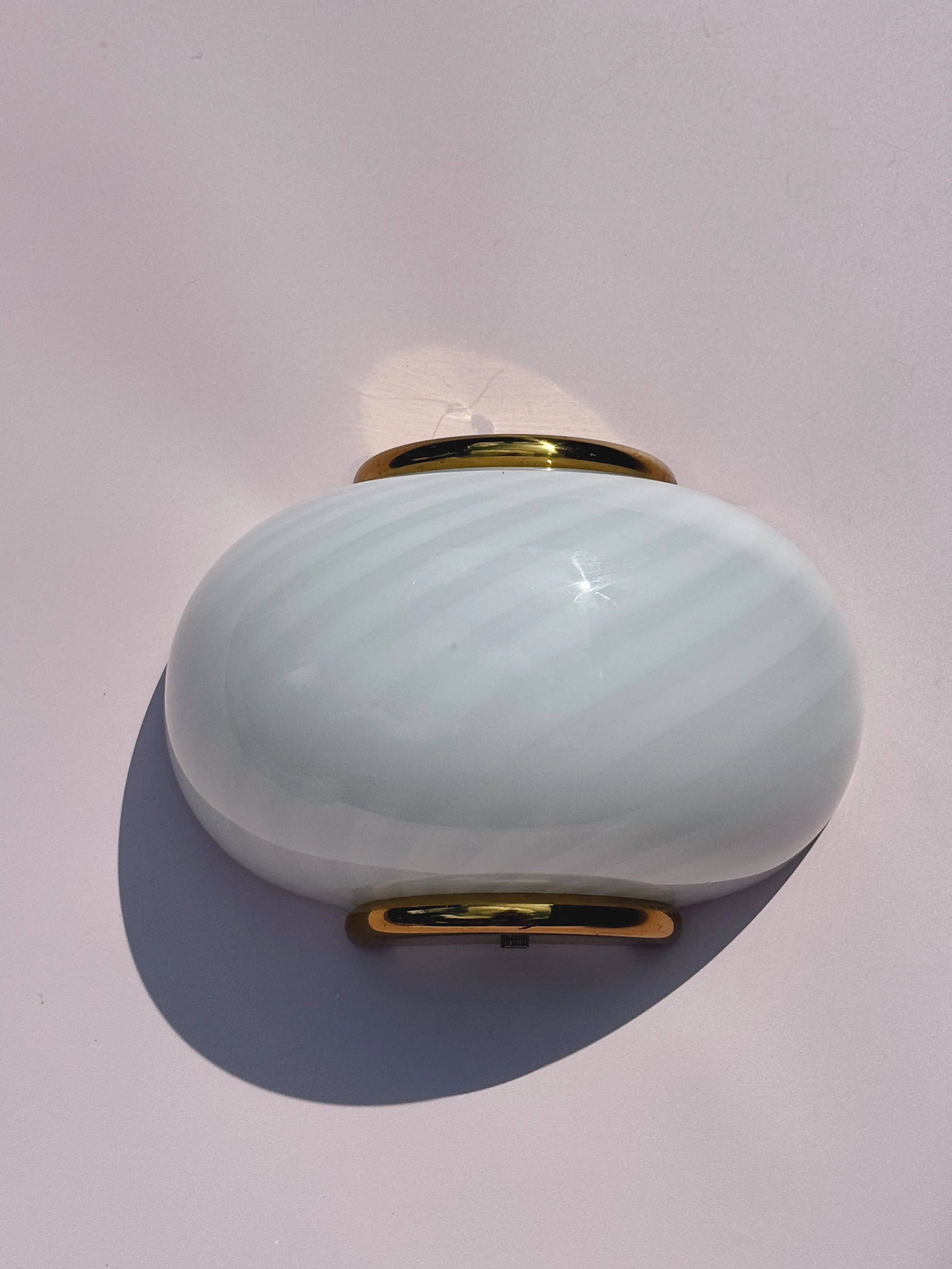 Vintage Murano væglampe | Hvid swirlglas & messingbeslag, L21 cm Studio Hafnia