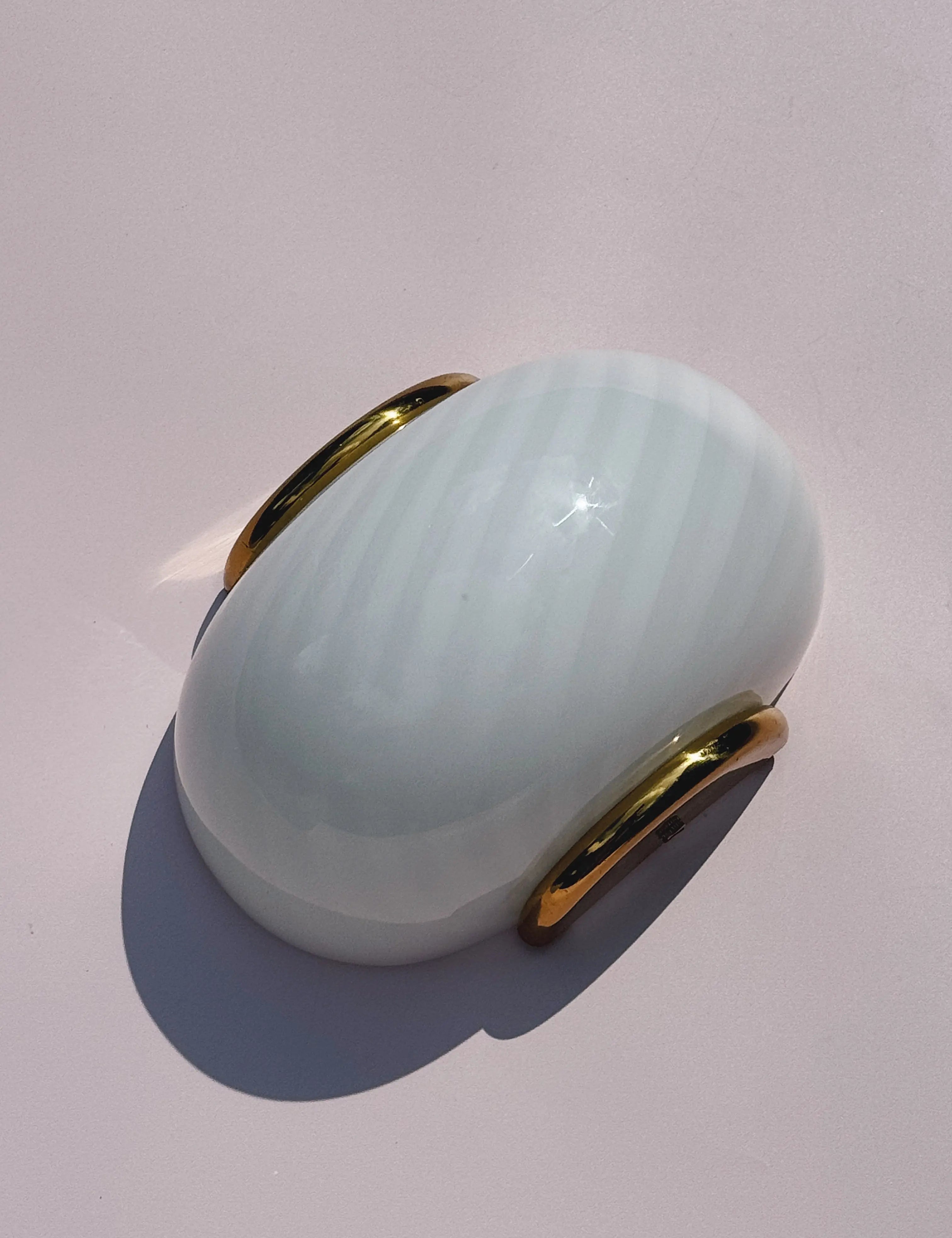 Vintage Murano væglampe | Hvid swirlglas & messingbeslag, L21 cm Studio Hafnia