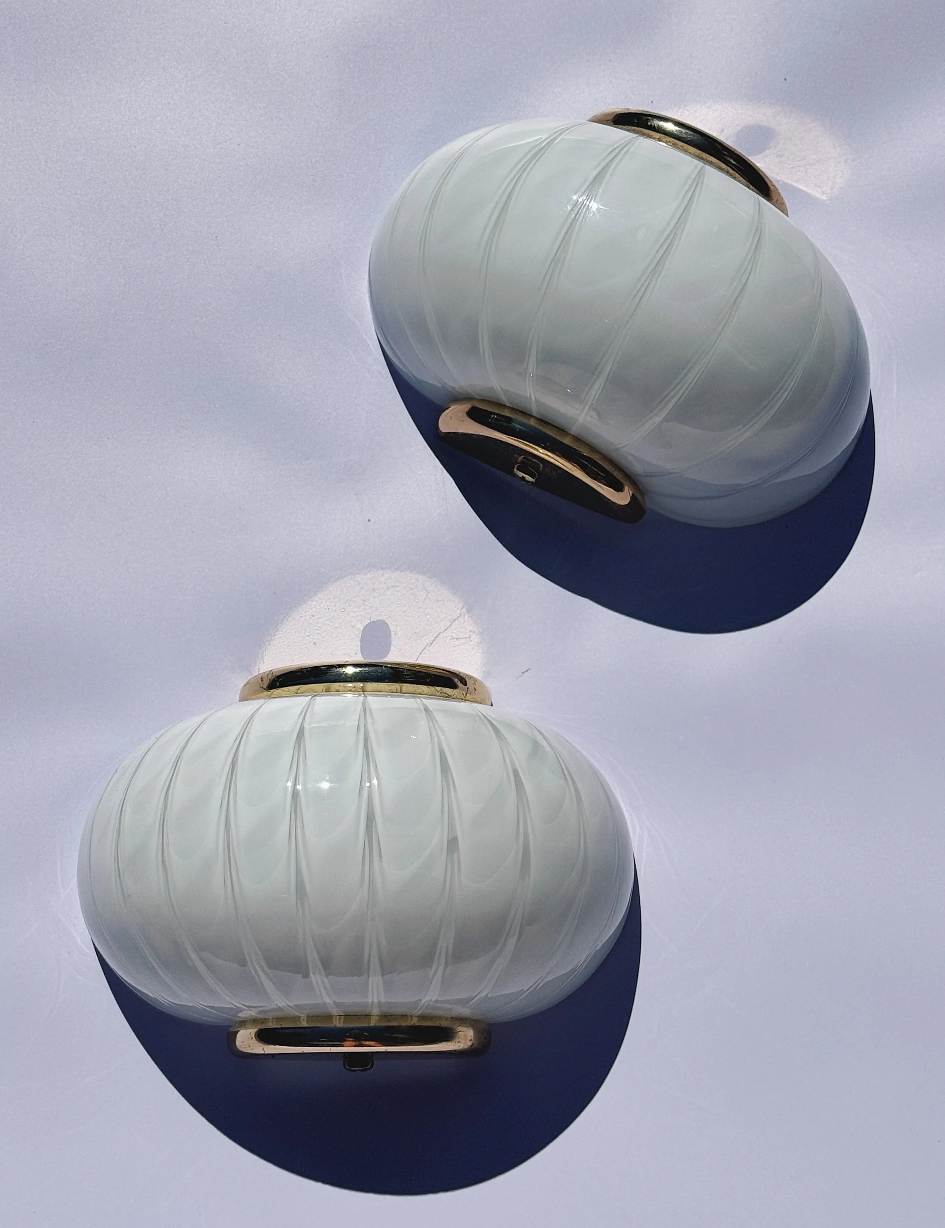 Vintage Murano væglampe | Hvidt swirlglas & messingbeslag Studio Hafnia