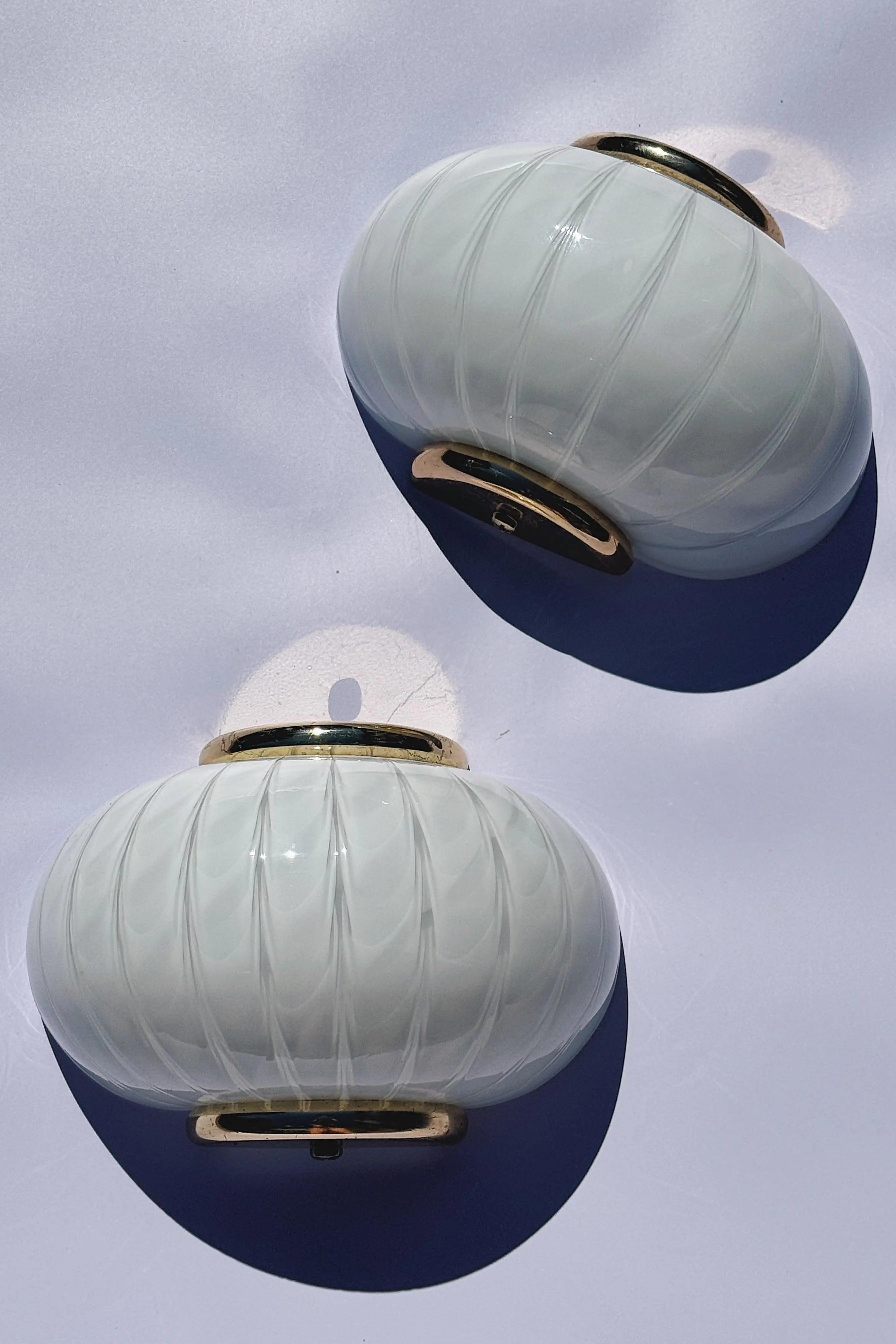 Vintage Murano væglampe | Hvidt swirlglas & messingbeslag Studio Hafnia