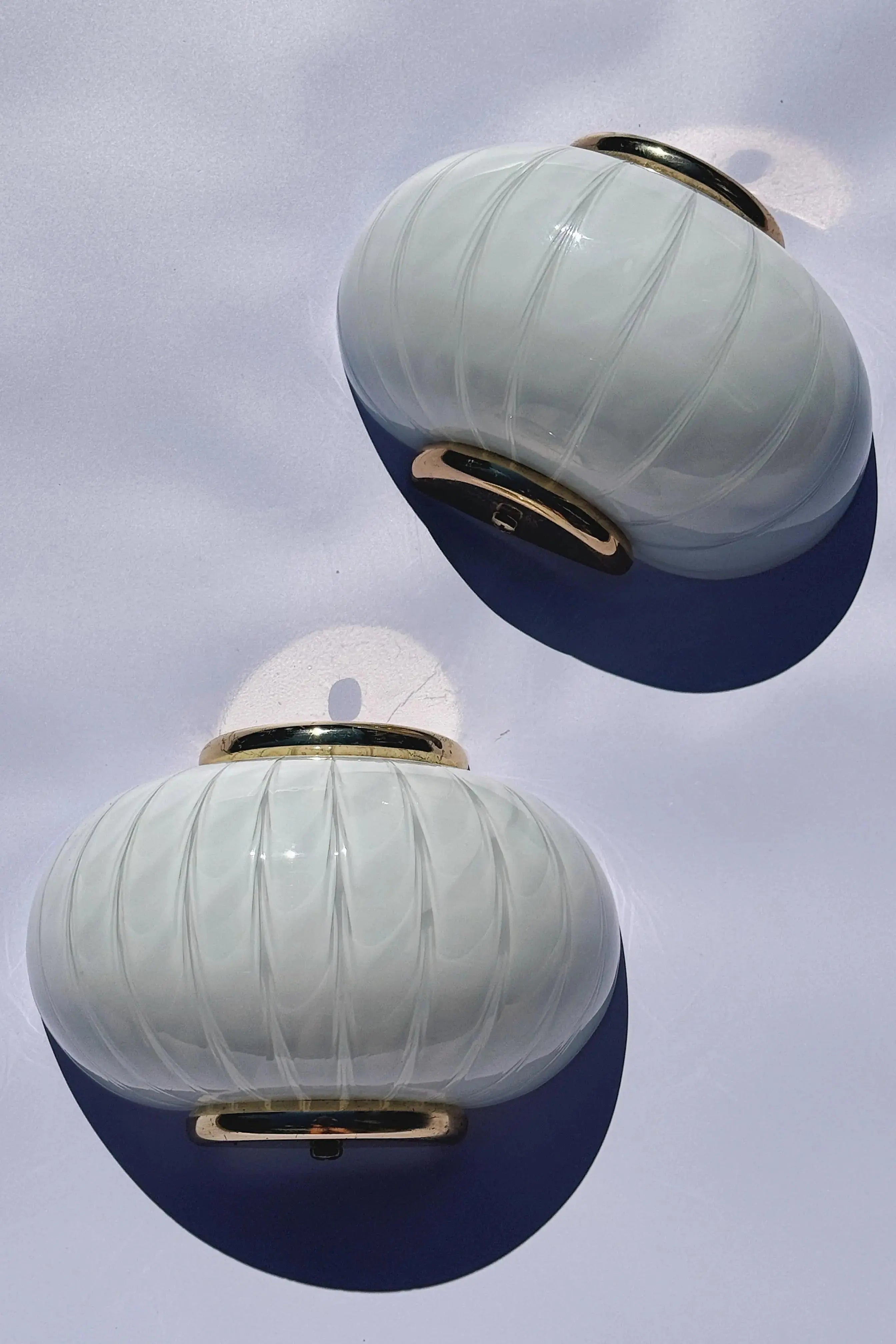 Vintage Murano væglampe | Hvidt swirlglas & messingbeslag Studio Hafnia